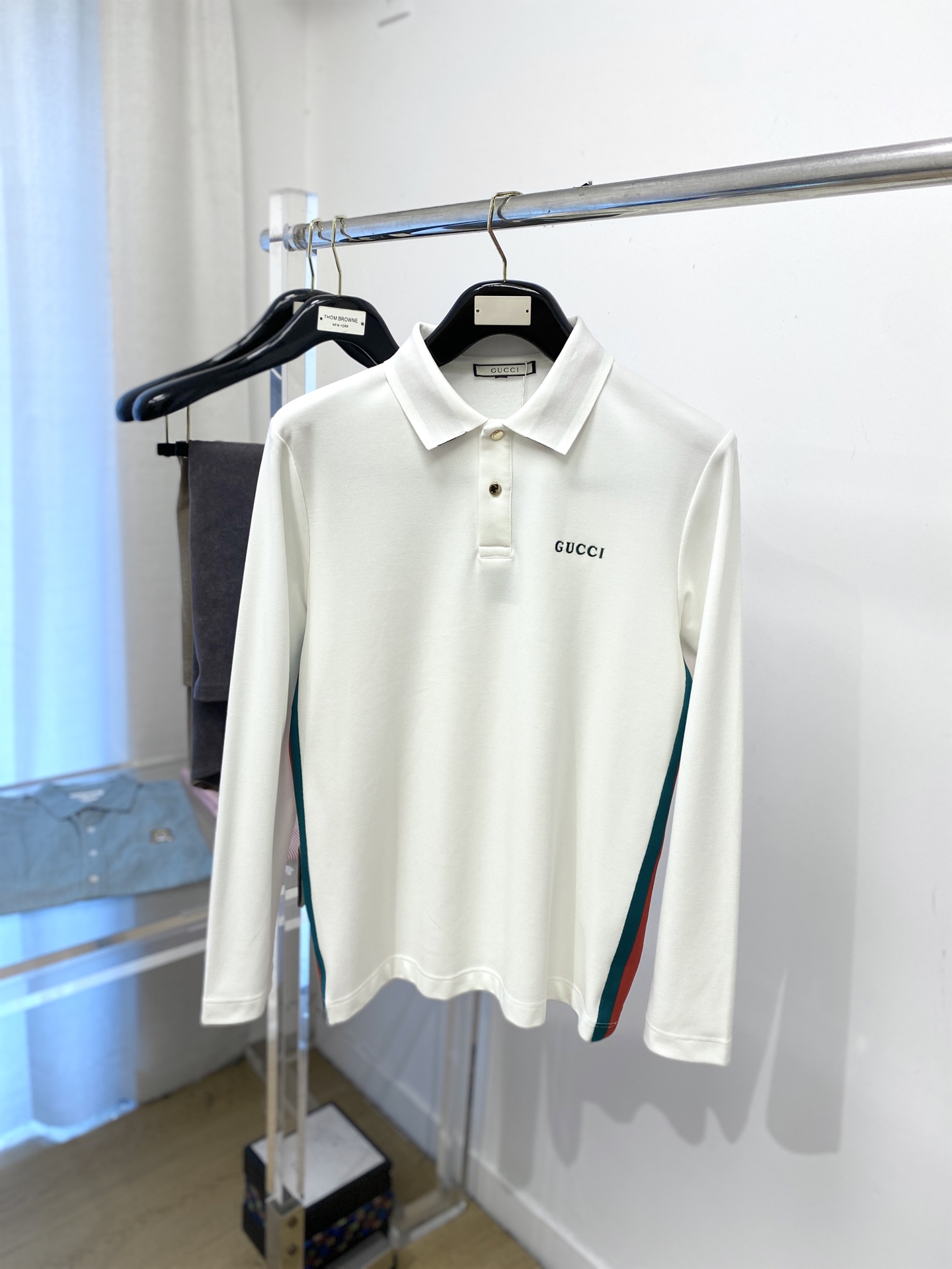 NO:523580,Guqi, 2025 new product long sleeves, handsome and fashionable, exquisite embroidered letter logo on the chest, simple and versatile style. The fabric cotton is not only crisp, maintains a fashionable silhouette, but also comfortable to wear, and the yarn is more delicate, the number M-4XL, alexander wang19860909古奇、2025新品长袖,帅气时尚,胸前精致刺绣字母logo,简约百搭款.面料棉 不仅挺括,保持潮流的廓形,又穿着舒适,纱织更细腻,码数M-4XL,,alexander wang,Men's clothing