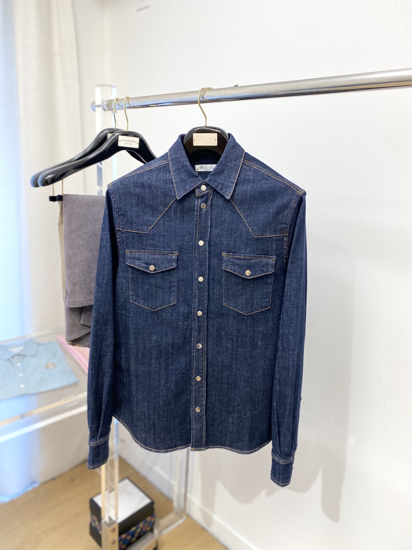 NO:526864,LP, 2025 new denim shirt, fashionable and handsome, simple and versatile style, exquisite embroidered letter pattern logo on the back, customized original fabric, not only crisp, maintains the trendy silhouette, and is comfortable to wear, the yarn weaving is more delicate, the number M-3XL, loro piana, shirts, alexander wang19860909LP、2025新品牛仔衬衫,时尚帅气,简约百搭款,后背精致刺绣字母图案logo,定制原版面料,不仅挺括,保持潮流的廓形,又穿着舒适,纱织更细腻,码数M-3XL,,loro piana,shirts,alexander wang,Men's clothing