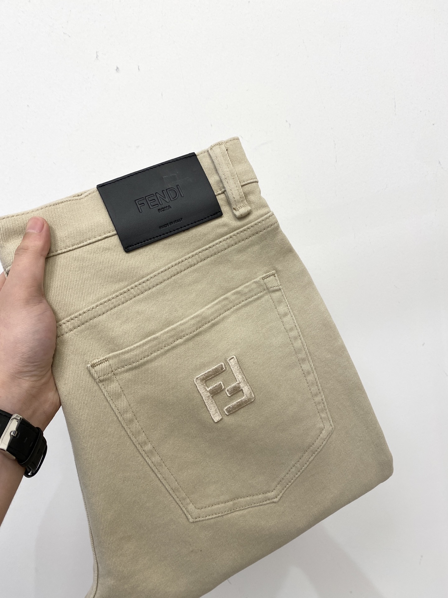 NO:526874,Fendi, 2025 latest products, special counters are available at the same time, original singles, washable casual jeans, imported original washable elastic fabric, comfortable and elastic, original hardware and auxiliary decorative logo, super positive style, extremely high grade, counter quality, fashionable and stylish upper body, 30-38,,fendi, jeans, alexander wang19860909芬迪、 2025最新品,专柜同步有售,原单狠货,水洗休闲牛仔裤,进口原版水洗弹力面料,舒适有弹性,原版五金辅料装饰logo,版型超正,档次极高,专柜品质,上身时尚有型,码数30-38,,fendi,jeans,alexander wang,Men's clothing