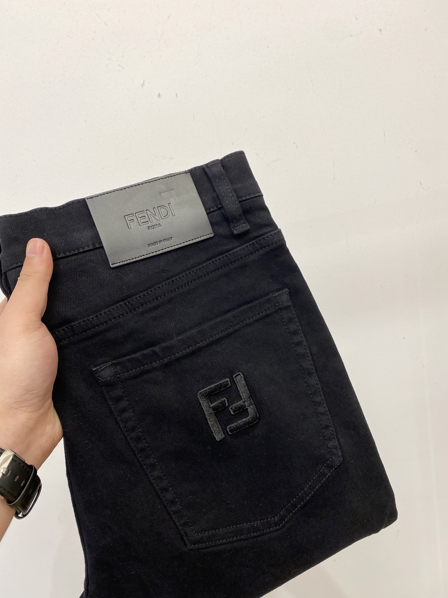 NO:524666,Fendi, the latest products, the counter is available at the same time, original single-purpose goods, water-washed casual jeans, imported original washing elastic fabric, comfortable and elastic, original hardware and auxiliary decorative logo, super positive style, extremely high grade, counter quality, fashionable and stylish upper body, 30-38,,fendi, jeans, alexander wang19860909芬迪、 最新品,专柜同步有售,原单狠货,水洗休闲牛仔裤,进口原版水洗弹力面料,舒适有弹性,原版五金辅料装饰logo,版型超正,档次极高,专柜品质,上身时尚有型,码数30-38,,fendi,jeans,alexander wang,Men's clothing