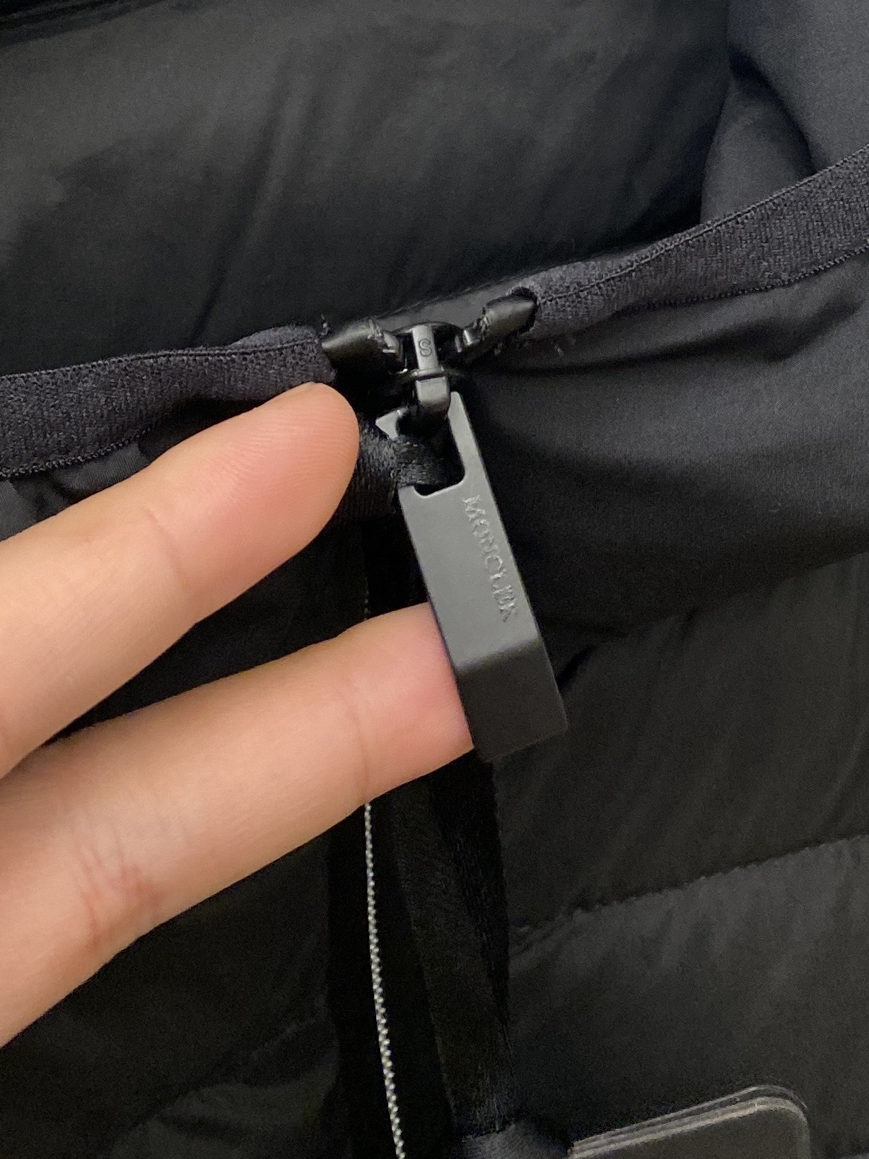 蒙口、2025最新款男士轻薄羽绒夹克外套、面料柔软舒适 ．上身版型超赞 ．拉链．辅料都是客供 、进口面料