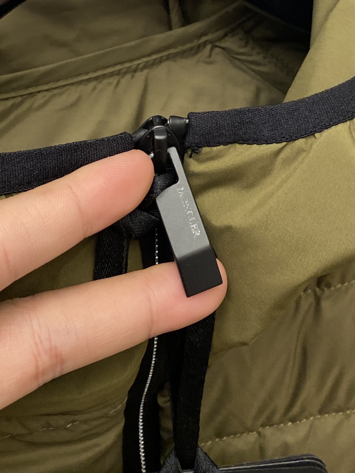 蒙口、2025最新款男士轻薄羽绒夹克外套、面料柔软舒适 ．上身版型超赞 ．拉链．辅料都是客供 、进口面料