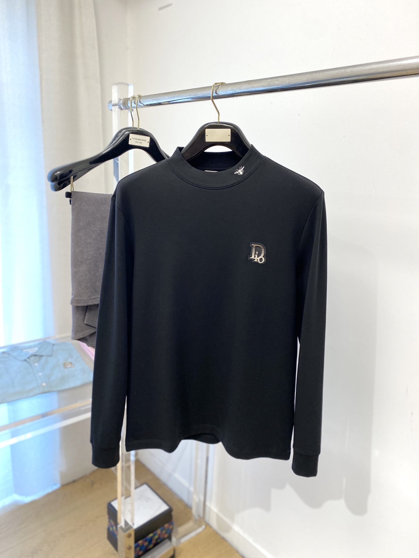 NO:524674,Dior, new long-sleeved sweatshirt, handsome and fashionable, exquisite embroidered letter logo on the chest, simple and versatile style. The fabric cotton is not only crisp, maintains the trendy silhouette, and is also comfortable to wear, and the yarn is more delicate, the number M-3XL, dior, hoodie, sweatshirts, alexander wang19860909迪奥、新品长袖卫衣,帅气时尚,胸前精致刺绣字母logo,简约百搭款.面料棉 不仅挺括,保持潮流的廓形,又穿着舒适,纱织更细腻,码数M-3XL,,dior,hoodie,sweatshirts,alexander wang,Men's clothing