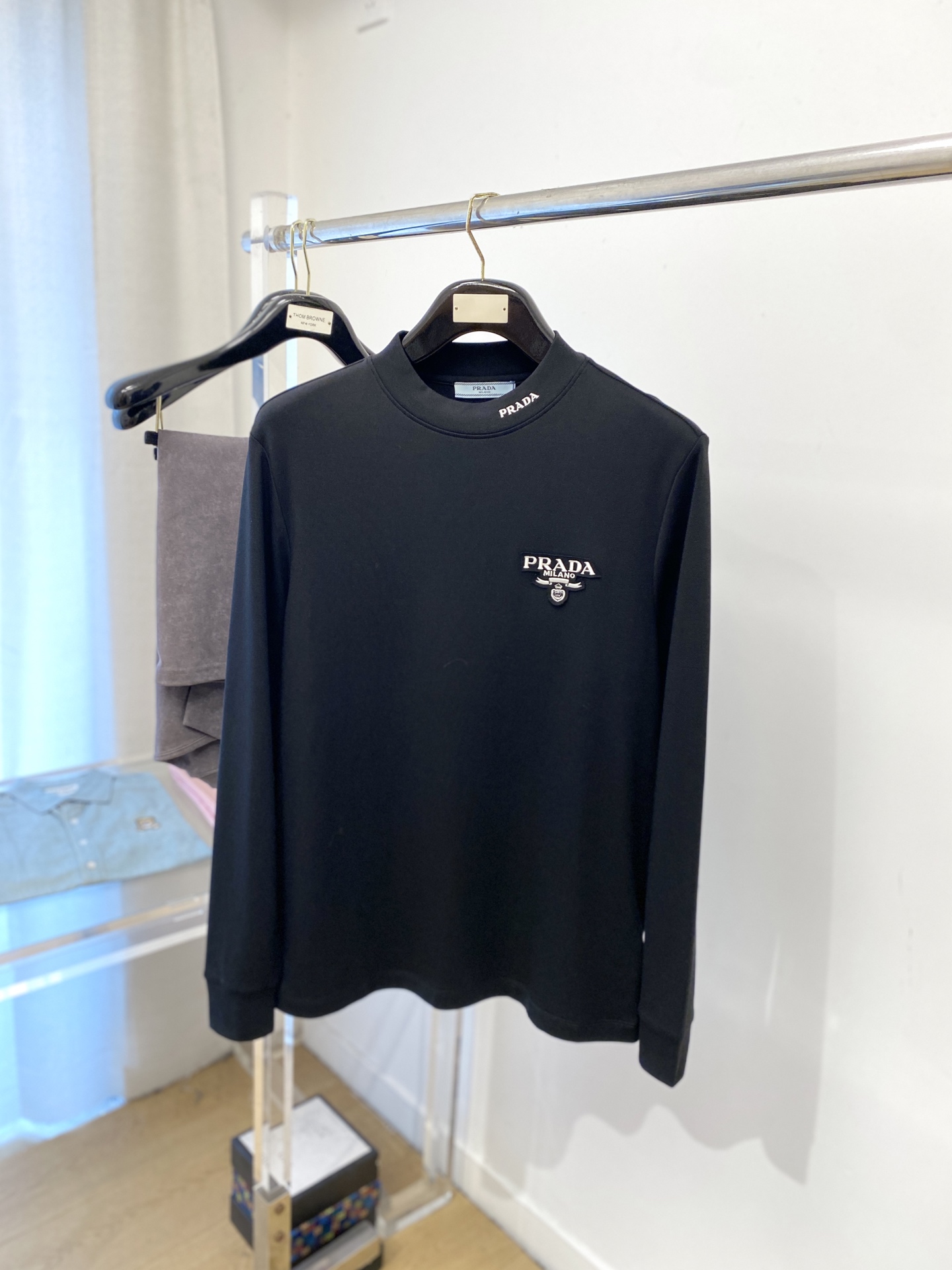 NO:524672,Prada, new long-sleeved sweatshirt, handsome and fashionable, exquisite embroidered letter logo on the chest, simple and versatile style. The fabric cotton is not only crisp, maintains the trendy silhouette, and is comfortable to wear, and the yarn is more delicate, the number M-3XL, prada, hoodie, sweatshirts, alexander wang19860909普拉达、新品长袖卫衣,帅气时尚,胸前精致刺绣字母logo,简约百搭款.面料棉 不仅挺括,保持潮流的廓形,又穿着舒适,纱织更细腻,码数M-3XL,,prada,hoodie,sweatshirts,alexander wang,Men's clothing