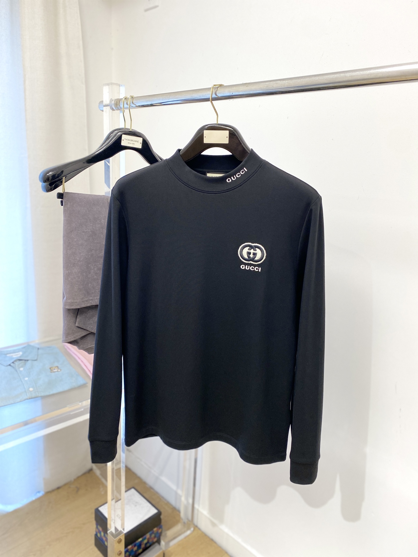 NO:524693,Guqi, new long-sleeved sweatshirt, handsome and fashionable, exquisite embroidered letter logo on the chest, simple and versatile style. The fabric cotton is not only crisp, maintains the trendy silhouette, and is comfortable to wear, and the yarn is more delicate, the number M-3XL, hoodie, sweatshirts, alexander wang19860909古奇、新品长袖卫衣,帅气时尚,胸前精致刺绣字母logo,简约百搭款.面料棉 不仅挺括,保持潮流的廓形,又穿着舒适,纱织更细腻,码数M-3XL,,hoodie,sweatshirts,alexander wang,Men's clothing