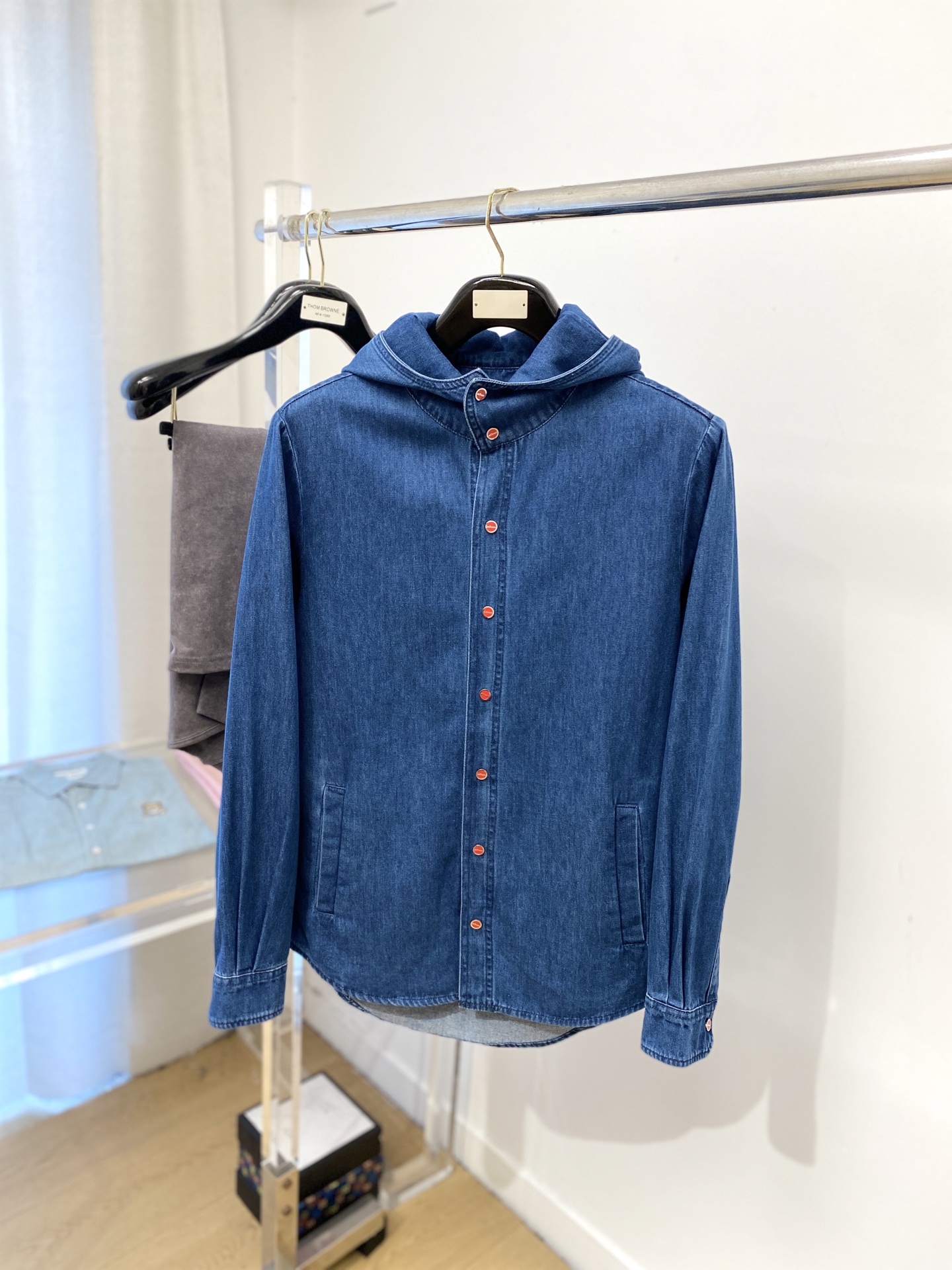 NO:526858,Kiton, 2025 new denim shirt, fashionable and handsome, simple and versatile, original hardware and auxiliary materials logo, customized original fabric, not only crisp, maintains a fashionable silhouette, but also comfortable to wear, the yarn weaving is more delicate, the number M-3XL, shirts, alexander wang19860909Kiton、2025新品牛仔衬衫,时尚帅气,简约百搭款,原版五金辅料logo,定制原版面料,不仅挺括,保持潮流的廓形,又穿着舒适,纱织更细腻,码数M-3XL,,shirts,alexander wang,Men's clothing