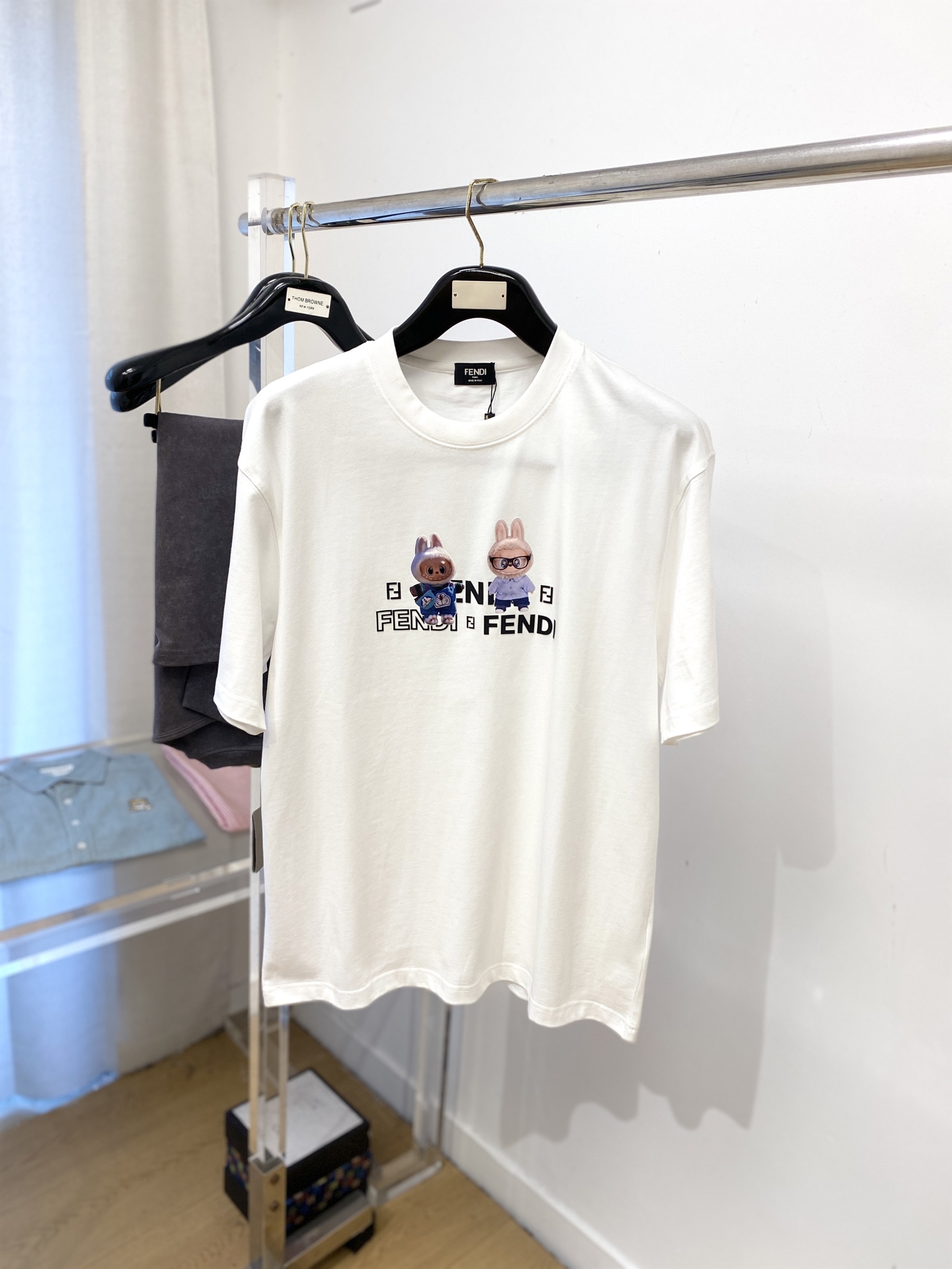 NO:524687,Fendi, new short-sleeved T-shirt, handsome and fashionable, top-grade offset printed letter pattern logo on the chest, simple and versatile style. Fabric cotton is not only crisp, maintains the trendy silhouette, but also comfortable to wear, and the yarn is more delicate, S-3XL, fendi, T-shirt, tees, t-shirt, alexander wang19860909芬迪、新品短袖T恤,帅气时尚,胸前顶级印胶印花字母图案logo,简约百搭款.面料棉 不仅挺括,保持潮流的廓形,又穿着舒适,纱织更细腻,码数S-3XL,,fendi,T-shirt,tees，t-shirt,alexander wang,Men's clothing