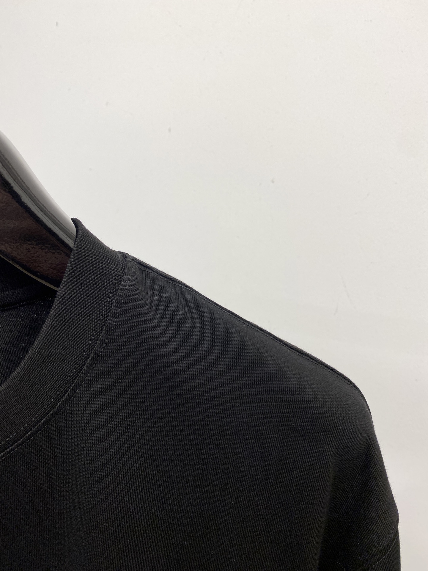 马吉拉、2025新品短袖T恤，帅气时尚，胸前顶级印胶字母logo，简约百搭款。面料棉 不仅挺括，保持潮流