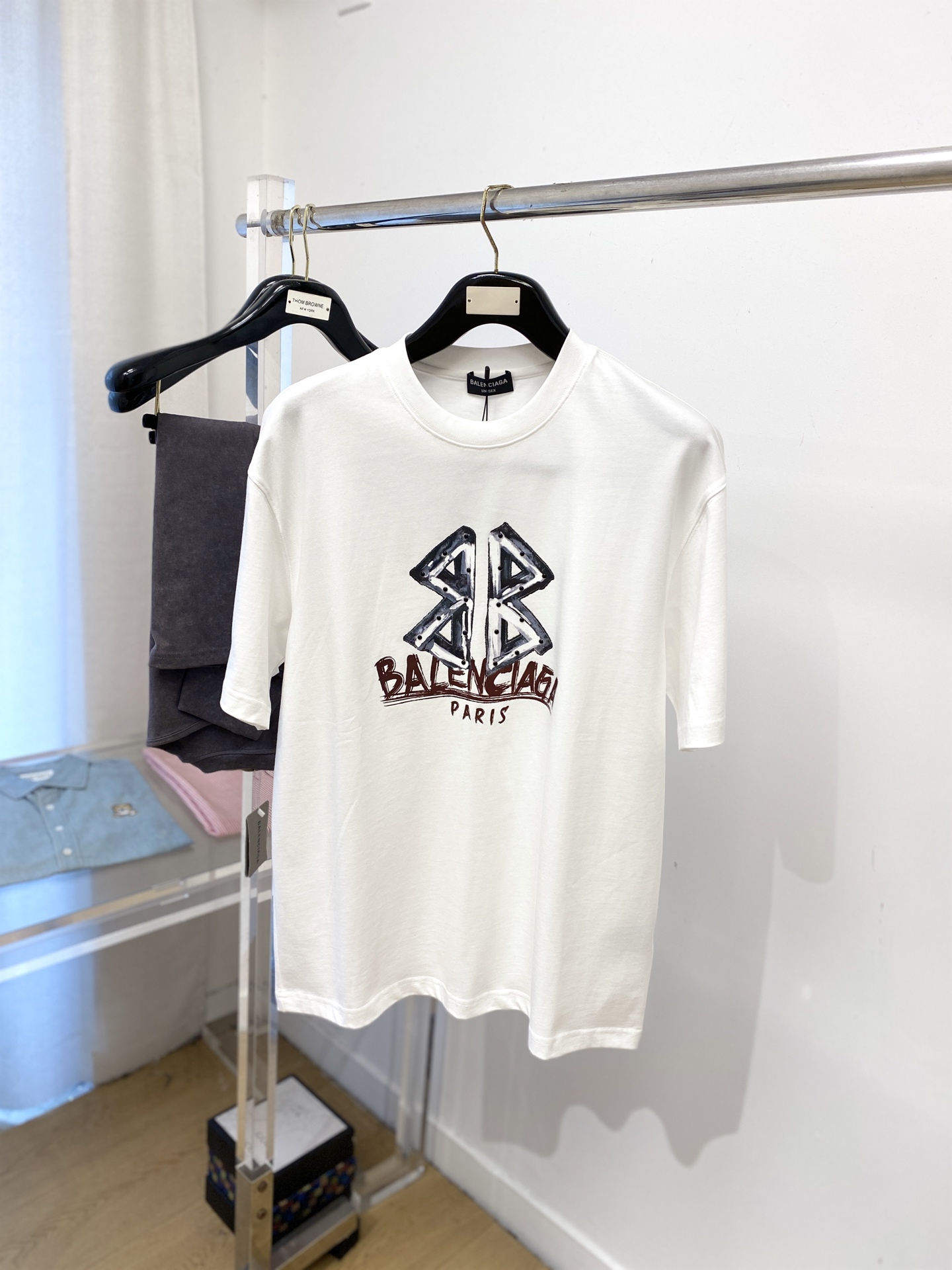 NO:524684,Balenciaga, new short-sleeved T-shirt, handsome and fashionable, top-grade printed letter pattern logo on the chest, simple and versatile style. Fabric cotton is not only crisp, maintains the trendy silhouette, and is comfortable to wear, and the yarn is more delicate, size S-3XL, balenciaga, T-shirt, tees, t-shirt, alexander wang19860909巴黎世家、新品短袖T恤,帅气时尚,胸前顶级印花字母图案logo,简约百搭款.面料棉 不仅挺括,保持潮流的廓形,又穿着舒适,纱织更细腻,码数S-3XL,,balenciaga,T-shirt,tees，t-shirt,alexander wang,Men's clothing