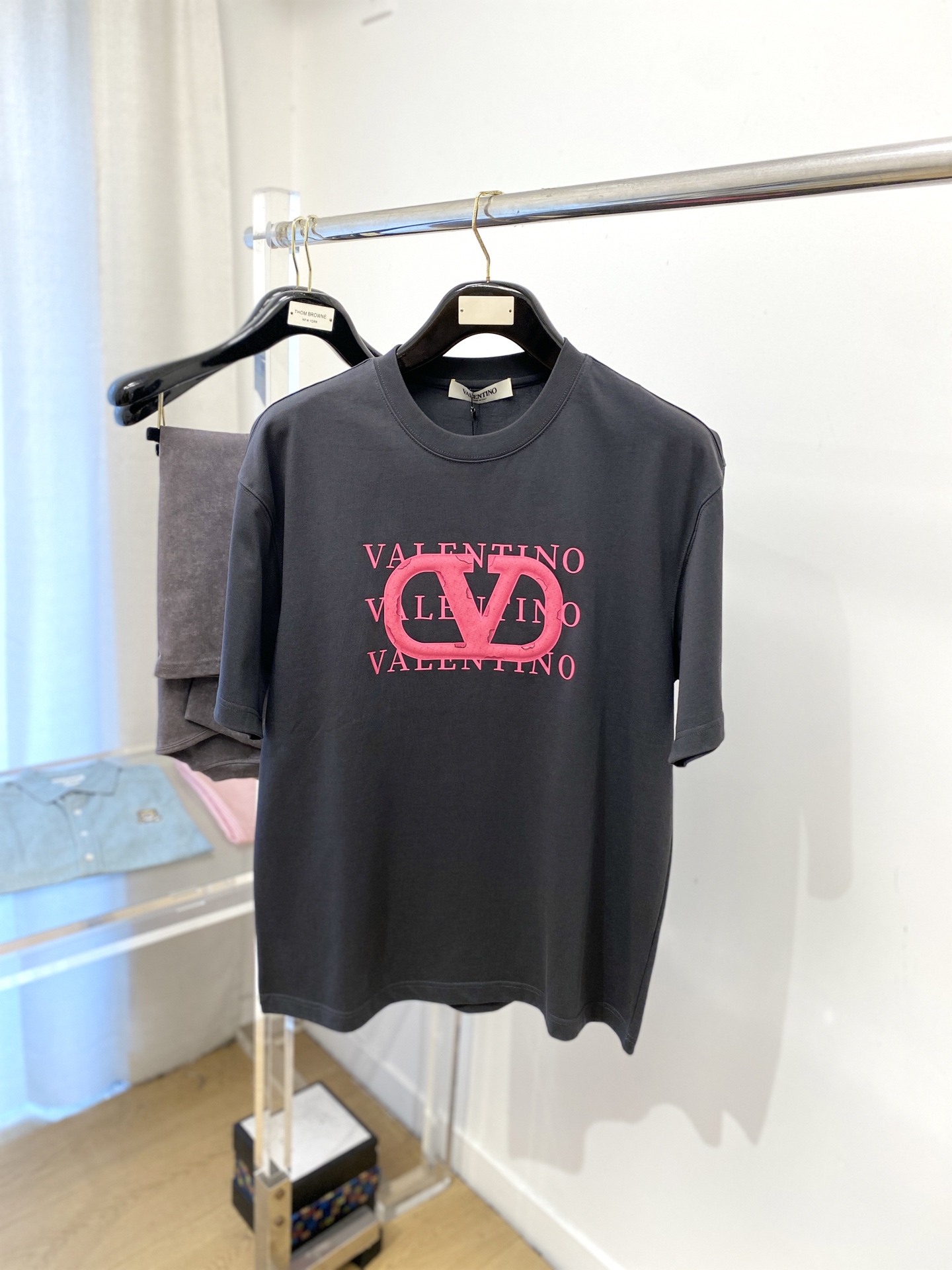 NO:524681,Valentino, new short-sleeved T-shirt, handsome and fashionable, top-grade printed letter pattern logo on the chest, simple and versatile style. Fabric cotton is not only crisp, maintains the trendy silhouette, and is comfortable to wear, and the yarn is more delicate, size S-3XL, valentino, T-shirt, tees, t-shirt, alexander wang19860909华伦天奴、新品短袖T恤,帅气时尚,胸前顶级印胶字母图案logo,简约百搭款.面料棉 不仅挺括,保持潮流的廓形,又穿着舒适,纱织更细腻,码数S-3XL,,valentino,T-shirt,tees，t-shirt,alexander wang,Men's clothing