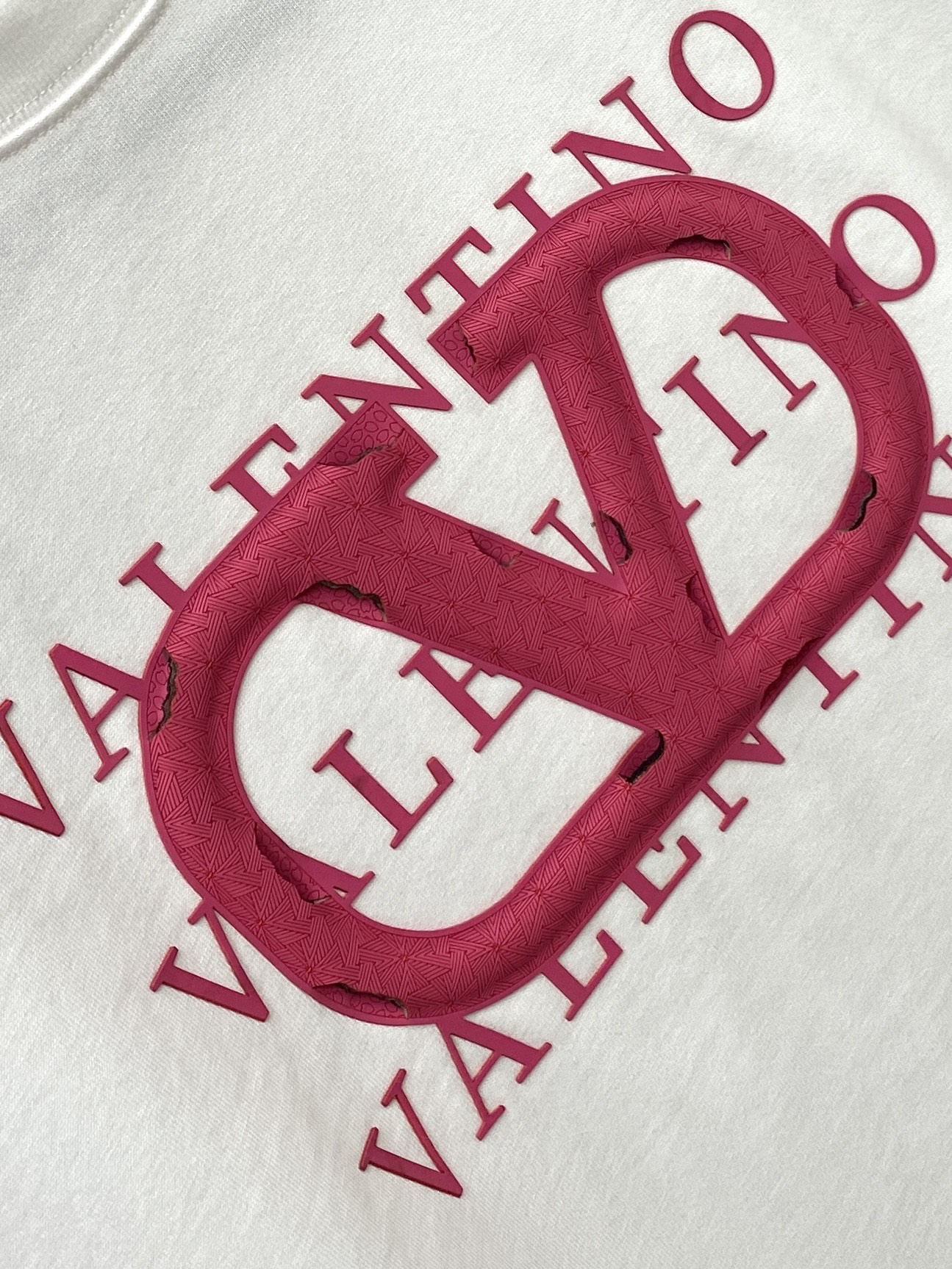 华伦天奴、2025新品短袖T恤，帅气时尚，胸前顶级印胶字母图案logo，简约百搭款。面料棉 不仅挺括，保