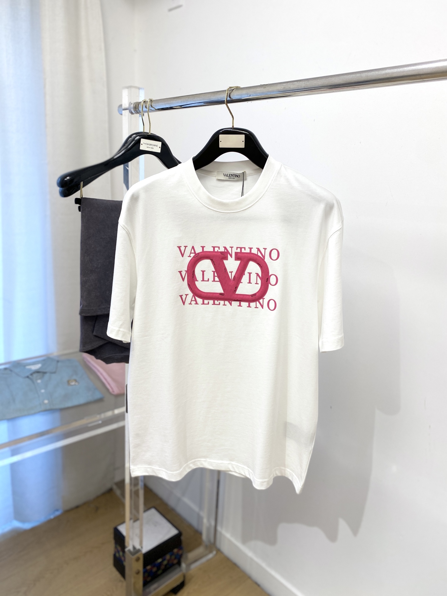 华伦天奴、2025新品短袖T恤，帅气时尚，胸前顶级印胶字母图案logo，简约百搭款。面料棉 不仅挺括，保