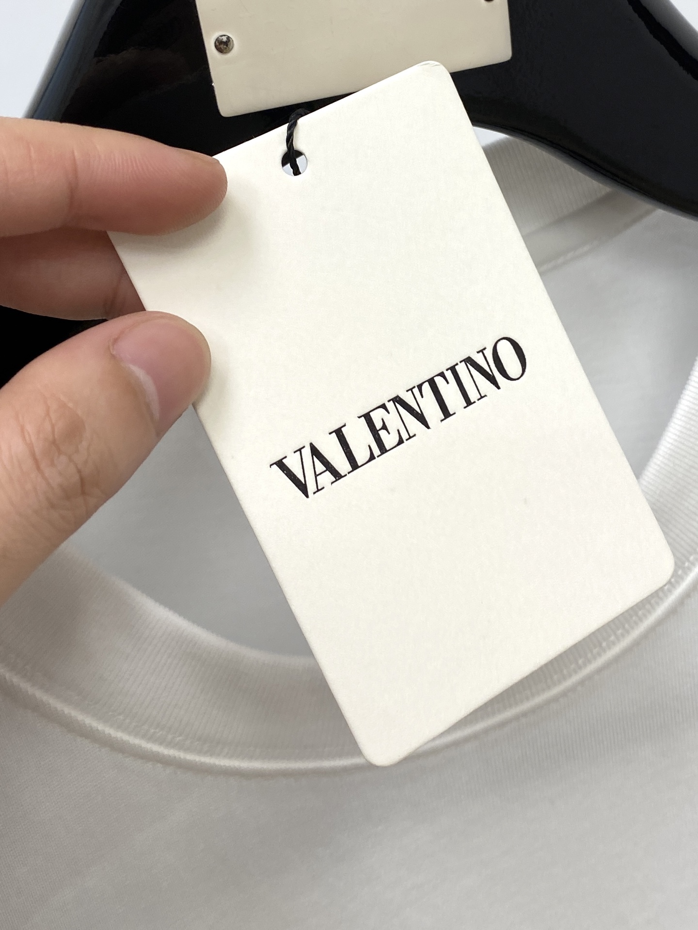 华伦天奴、2025新品短袖T恤，帅气时尚，胸前顶级印胶字母图案logo，简约百搭款。面料棉 不仅挺括，保