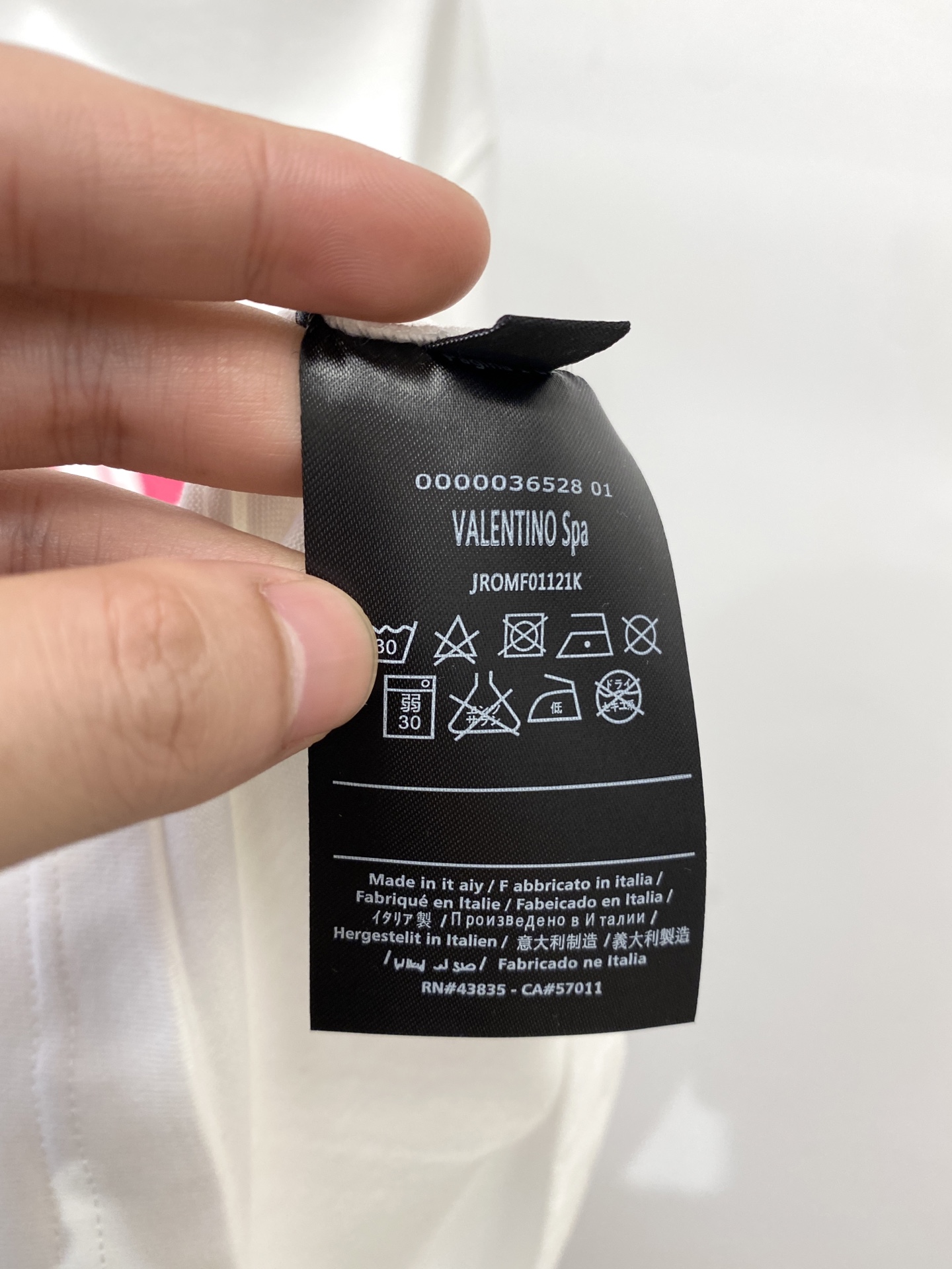 华伦天奴、2025新品短袖T恤，帅气时尚，胸前顶级印胶字母图案logo，简约百搭款。面料棉 不仅挺括，保