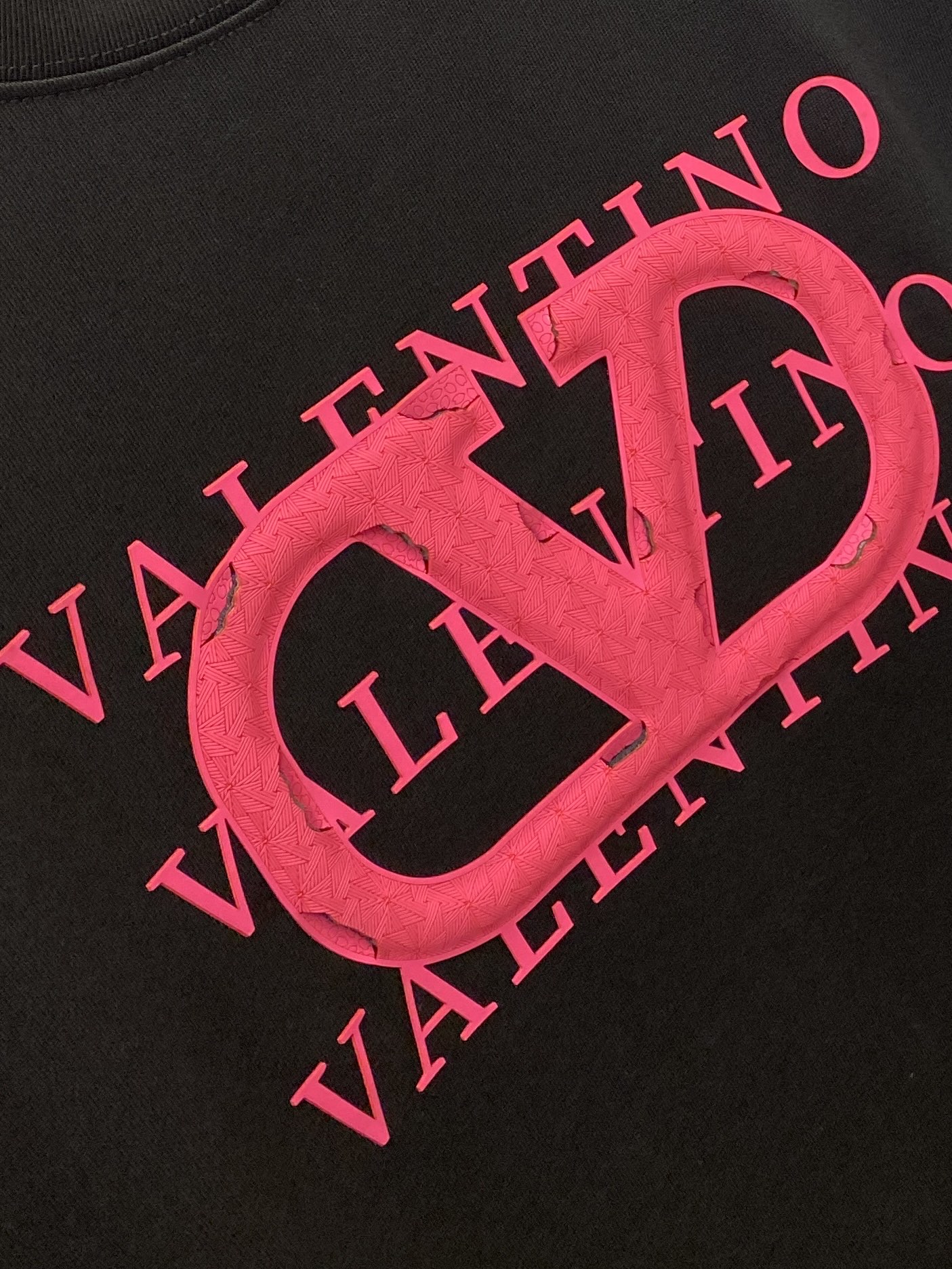 华伦天奴、2025新品短袖T恤，帅气时尚，胸前顶级印胶字母图案logo，简约百搭款。面料棉 不仅挺括，保