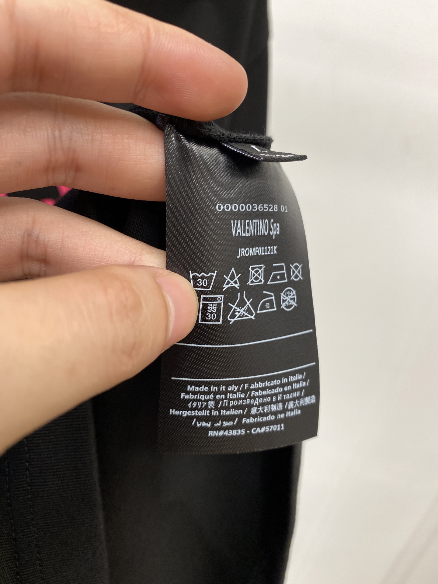 华伦天奴、2025新品短袖T恤，帅气时尚，胸前顶级印胶字母图案logo，简约百搭款。面料棉 不仅挺括，保