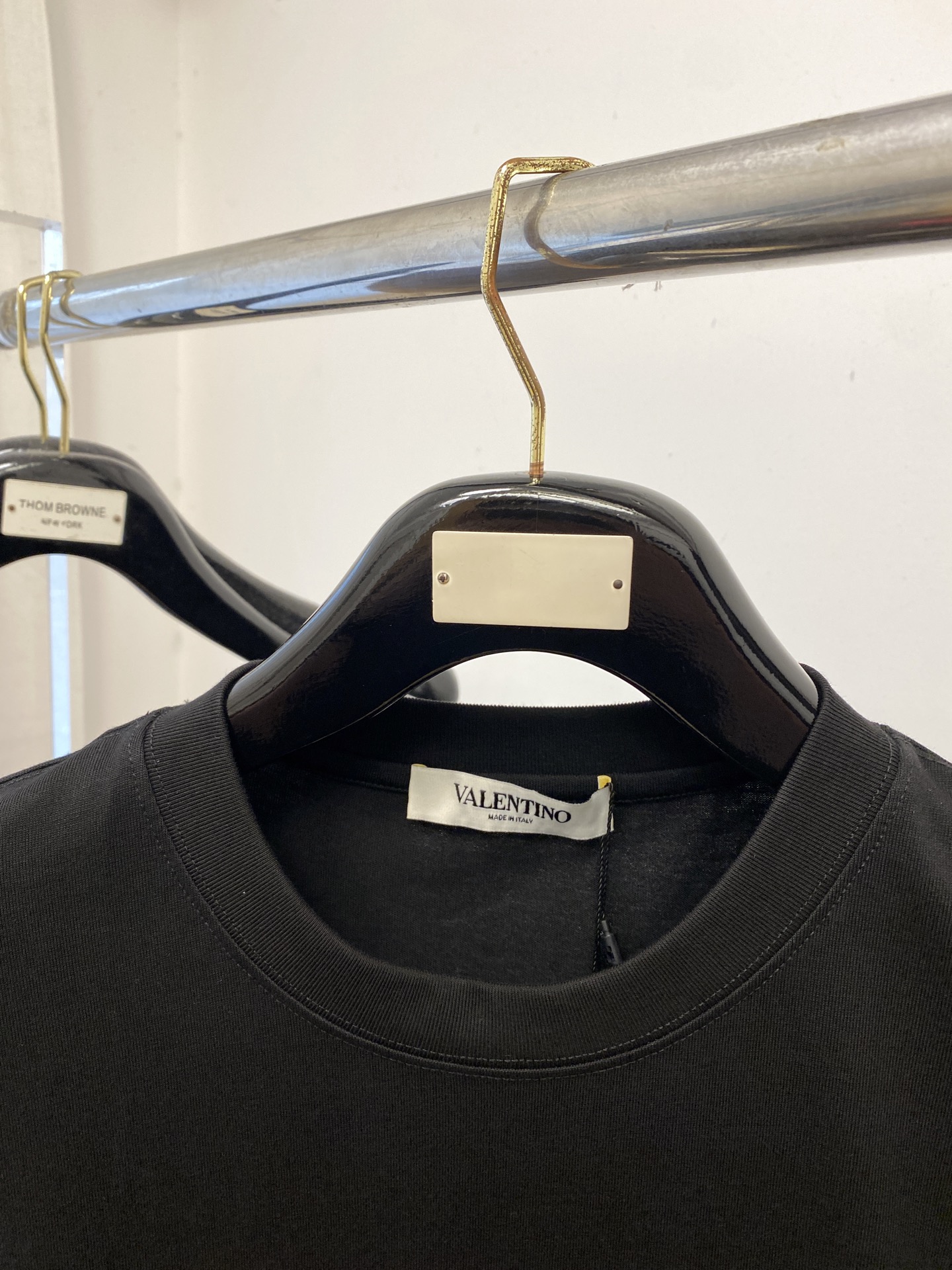 华伦天奴、2025新品短袖T恤，帅气时尚，胸前顶级印胶字母图案logo，简约百搭款。面料棉 不仅挺括，保