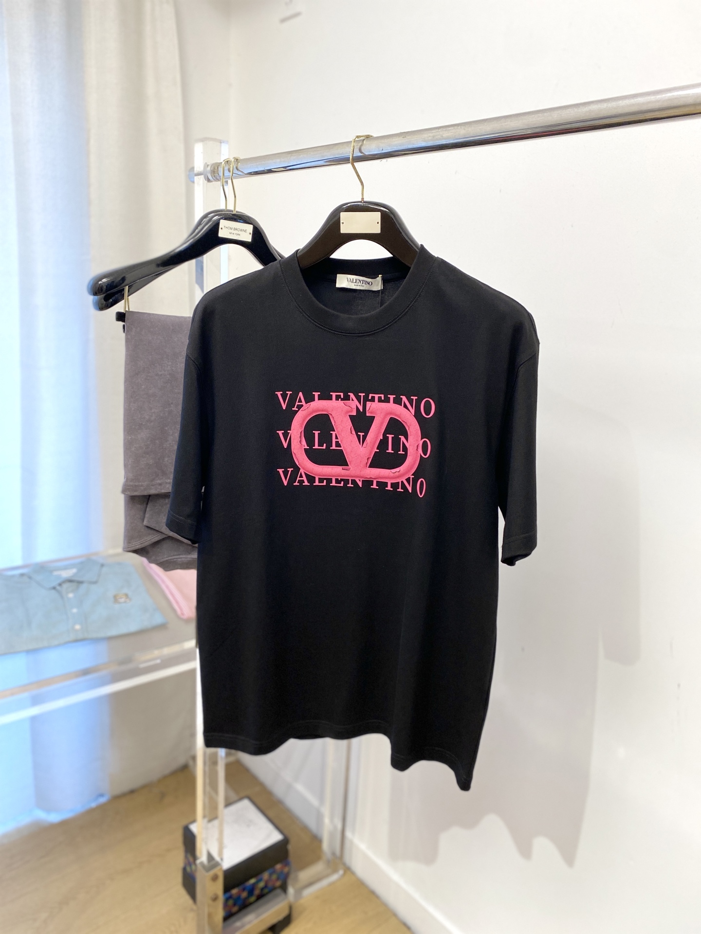 华伦天奴、2025新品短袖T恤，帅气时尚，胸前顶级印胶字母图案logo，简约百搭款。面料棉 不仅挺括，保