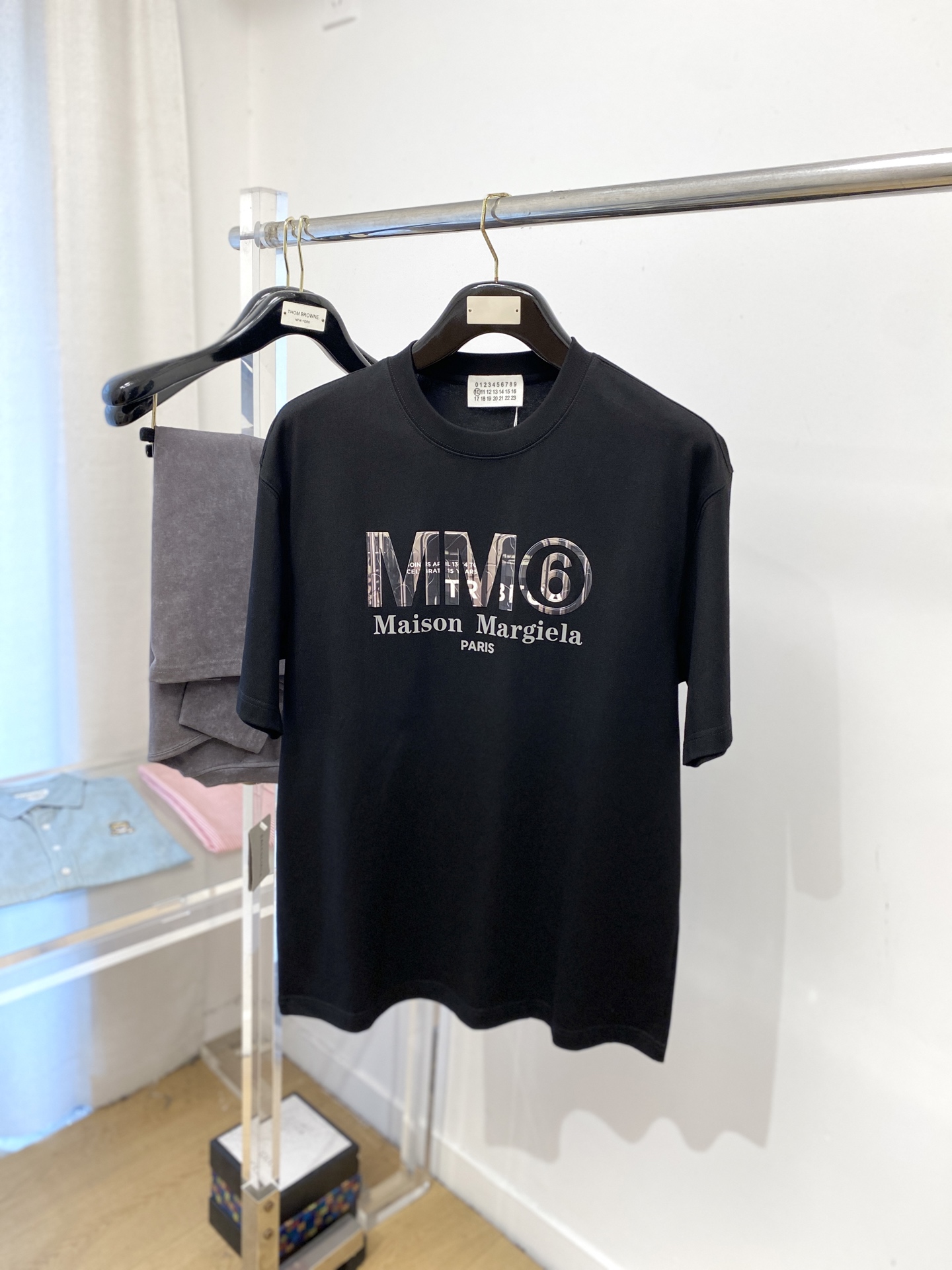 马吉拉、2025新品短袖T恤，帅气时尚，胸前顶级印胶字母logo，简约百搭款。面料棉 不仅挺括，保持潮流