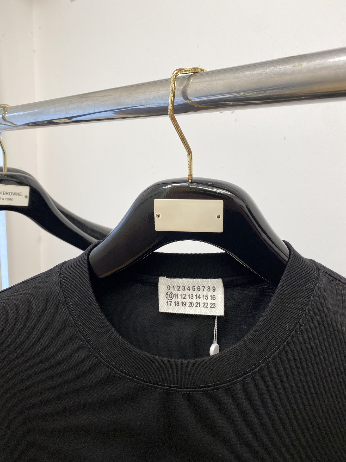 马吉拉、2025新品短袖T恤，帅气时尚，胸前顶级印胶字母logo，简约百搭款。面料棉 不仅挺括，保持潮流