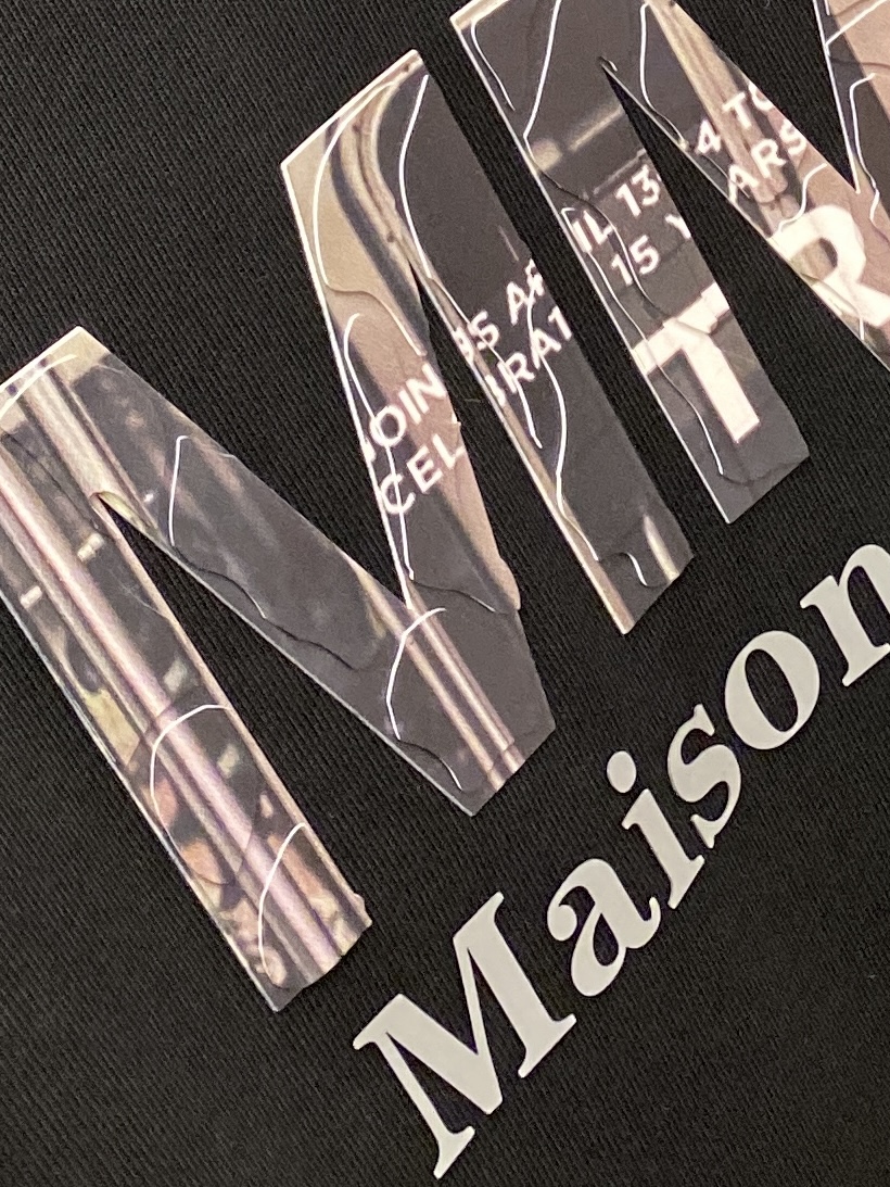 马吉拉、2025新品短袖T恤，帅气时尚，胸前顶级印胶字母logo，简约百搭款。面料棉 不仅挺括，保持潮流