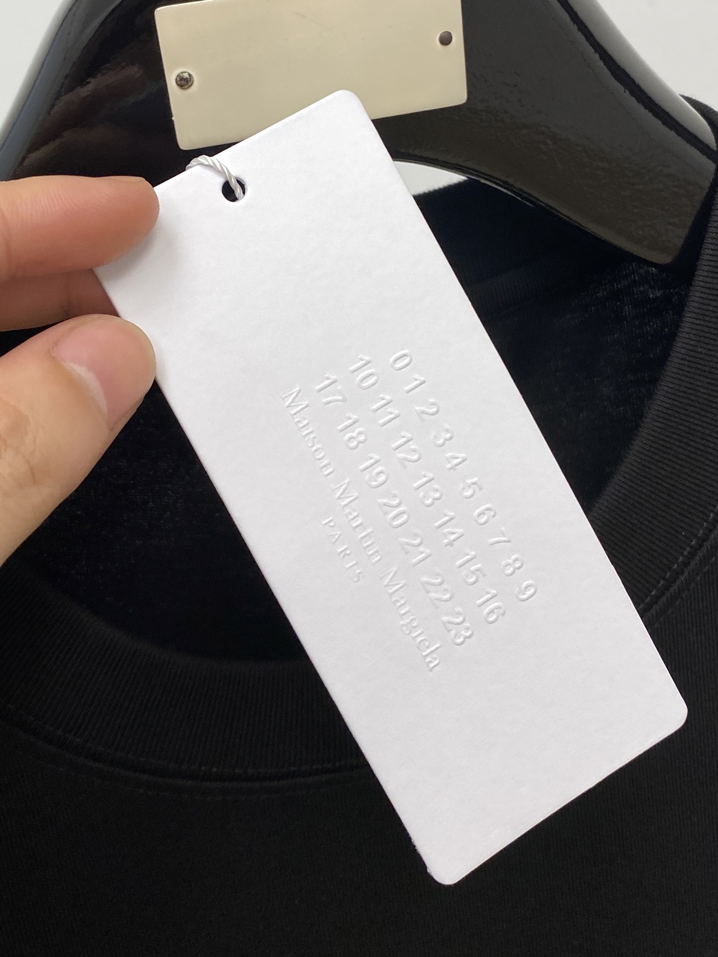 马吉拉、2025新品短袖T恤，帅气时尚，胸前顶级印胶字母logo，简约百搭款。面料棉 不仅挺括，保持潮流