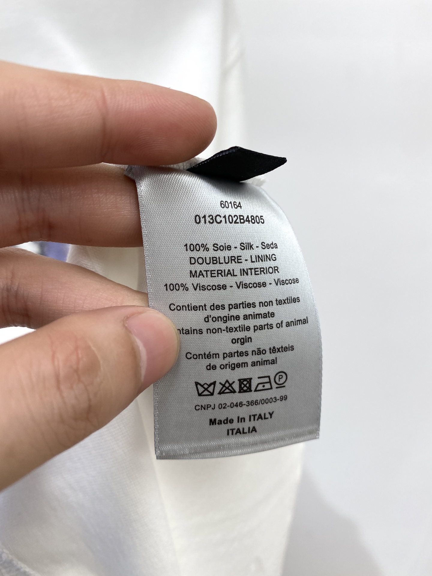 迪奥、2025新品短袖T恤，帅气时尚，胸前精致刺绣字母logo，简约百搭款。面料棉 不仅挺括，保持潮流的