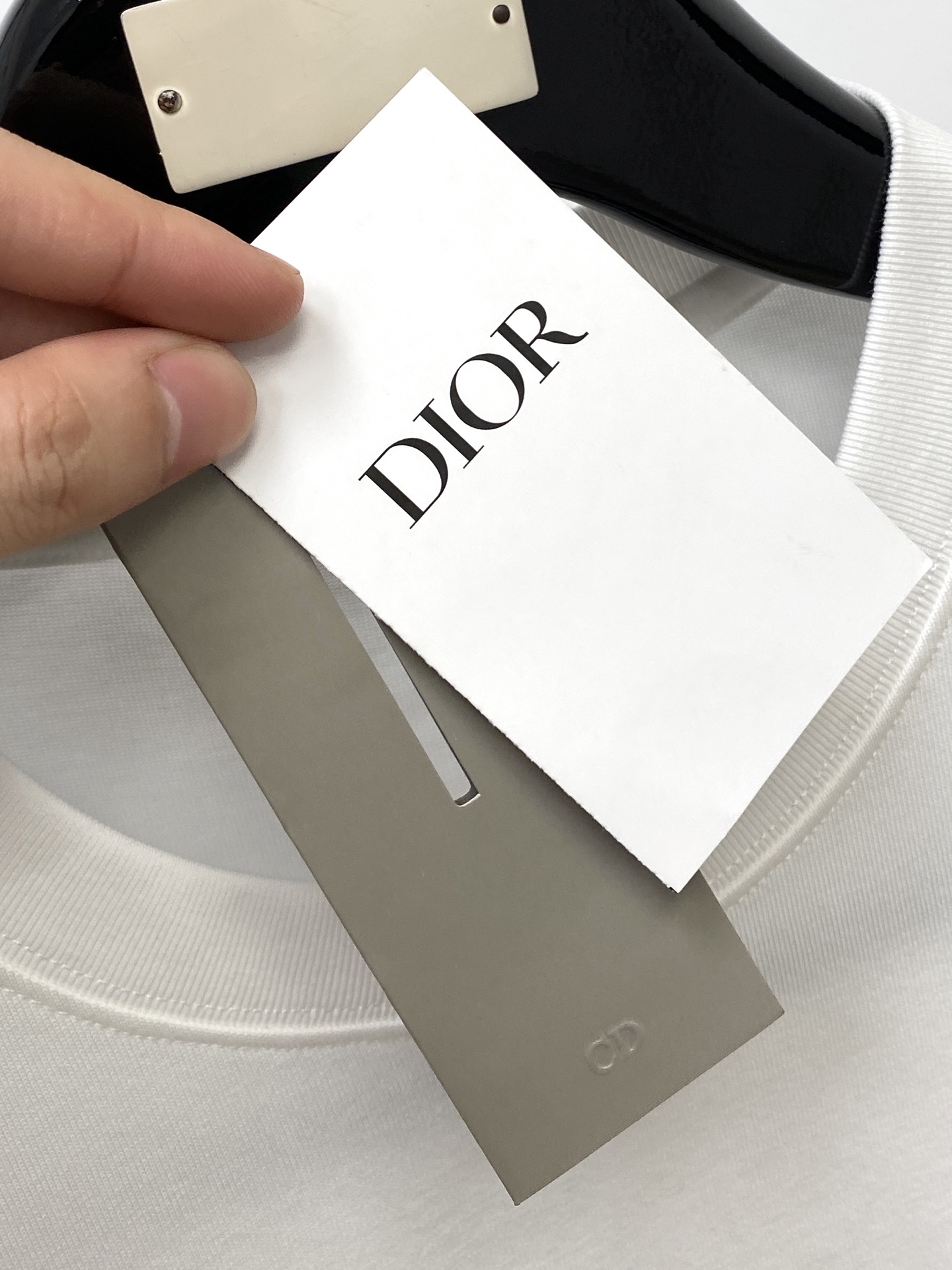 迪奥、2025新品短袖T恤，帅气时尚，胸前精致刺绣字母logo，简约百搭款。面料棉 不仅挺括，保持潮流的