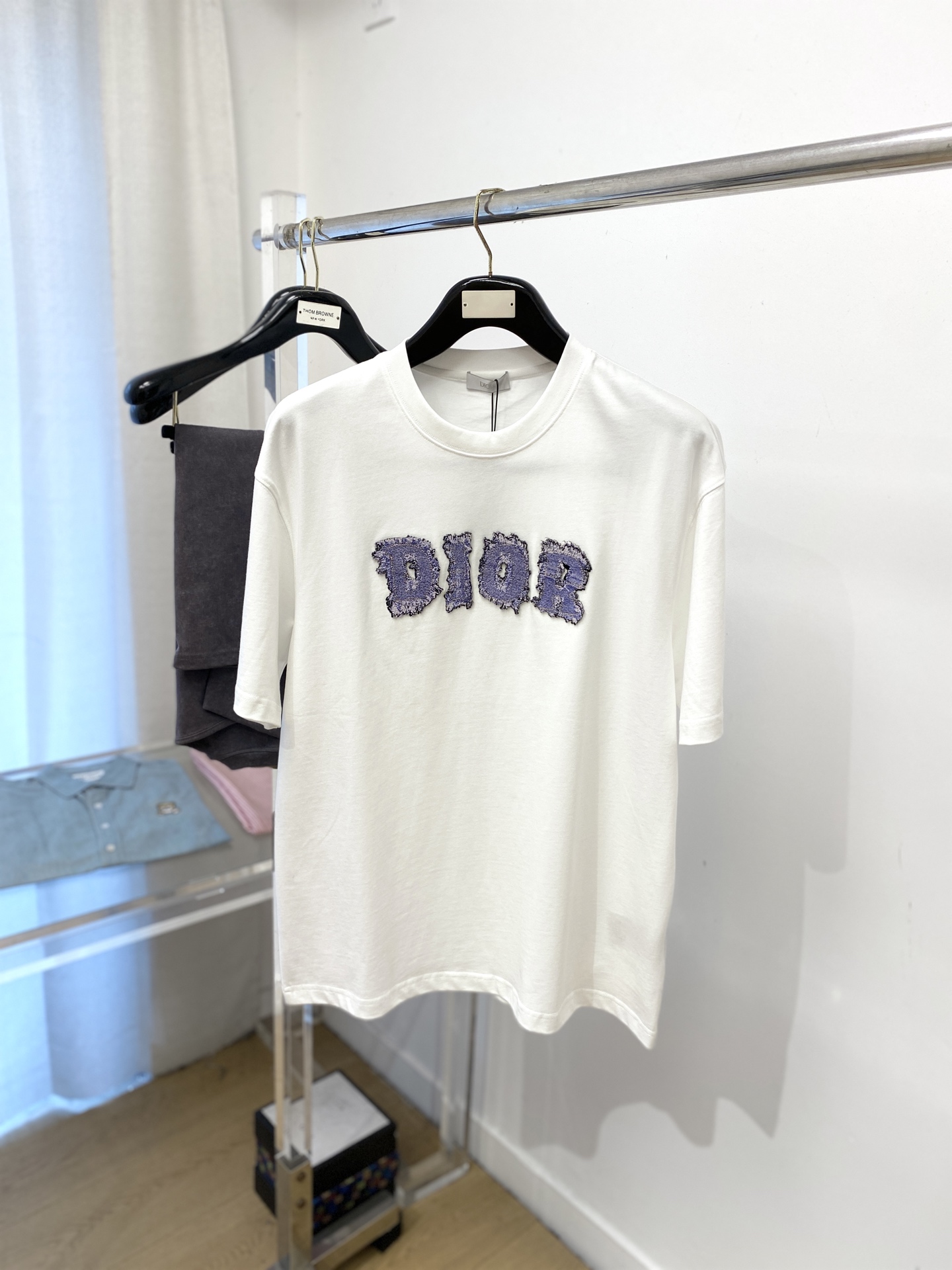 NO:524678,Dior, new short-sleeved T-shirt, handsome and fashionable, exquisite embroidered letter logo on the chest, simple and versatile style. Fabric cotton is not only crisp, maintains the trendy silhouette, and is comfortable to wear, and the yarn is more delicate, size S-3XL, dior, T-shirt, tees, t-shirt, alexander wang19860909迪奥、新品短袖T恤,帅气时尚,胸前精致刺绣字母logo,简约百搭款.面料棉 不仅挺括,保持潮流的廓形,又穿着舒适,纱织更细腻,码数S-3XL,,dior,T-shirt,tees，t-shirt,alexander wang,Men's clothing