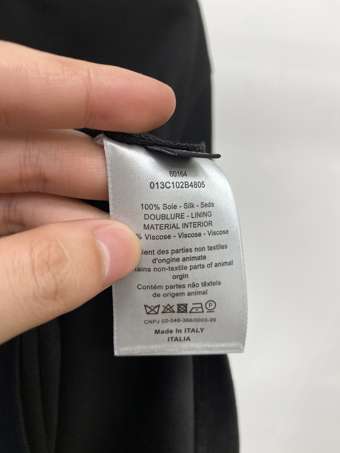 迪奥、2025新品短袖T恤，帅气时尚，胸前精致刺绣字母logo，简约百搭款。面料棉 不仅挺括，保持潮流的