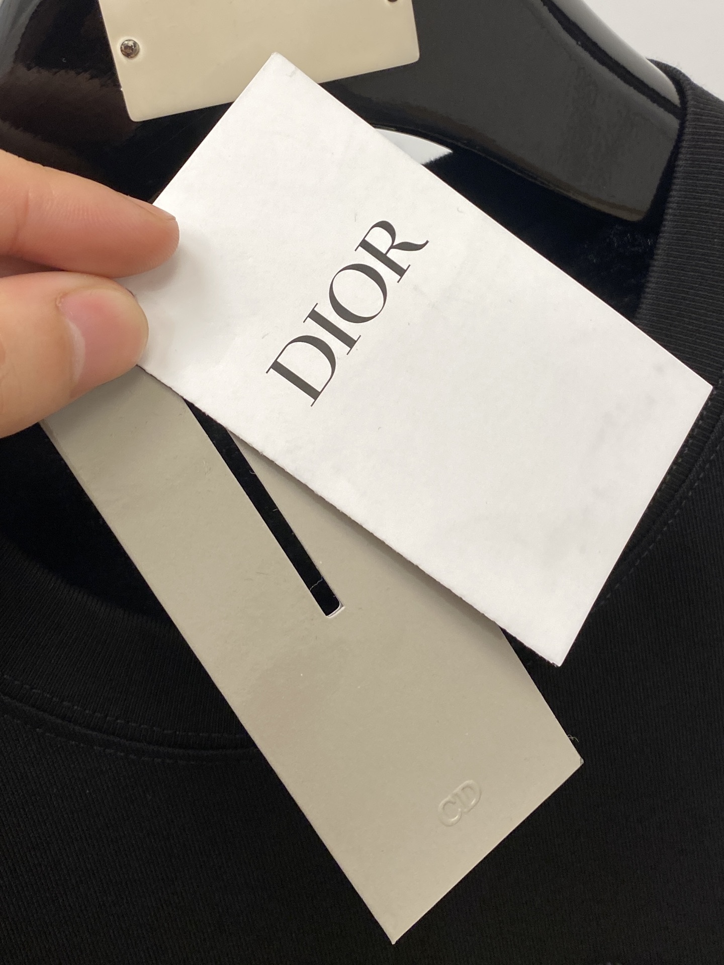 迪奥、2025新品短袖T恤，帅气时尚，胸前精致刺绣字母logo，简约百搭款。面料棉 不仅挺括，保持潮流的