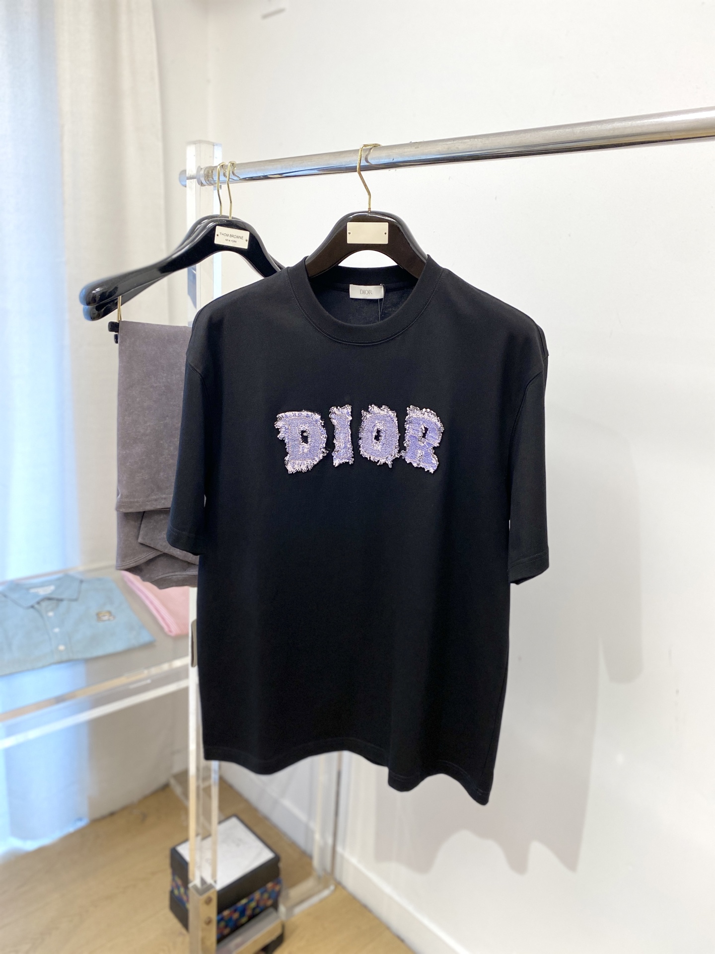 迪奥、2025新品短袖T恤，帅气时尚，胸前精致刺绣字母logo，简约百搭款。面料棉 不仅挺括，保持潮流的