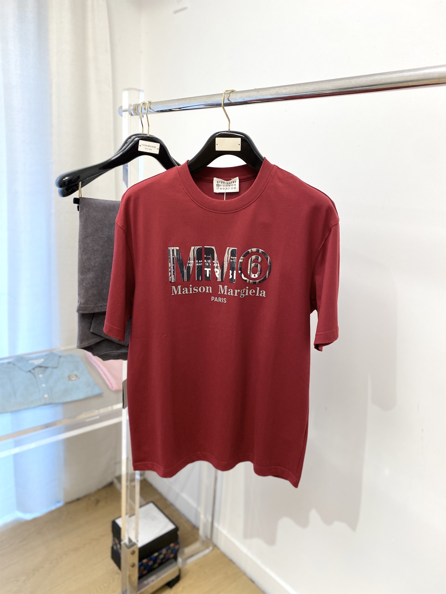 NO:563576,Margiela, 2025 new short-sleeved T-shirt, handsome and fashionable, top-notch printed letter logo on the chest, simple and versatile. The fabric cotton is not only crisp and maintains the trendy silhouette, but also comfortable to wear, and the yarn is more delicate. Size S-3XL, masion margiela, T-shirt, tees, t-shirt, alexander wang19860909马吉拉、2025新品短袖T恤,帅气时尚,胸前顶级印胶字母logo,简约百搭款.面料棉 不仅挺括,保持潮流的廓形,又穿着舒适,纱织更细腻,码数S-3XL,,masion margiela,T-shirt,tees，t-shirt,alexander wang,Men's clothing