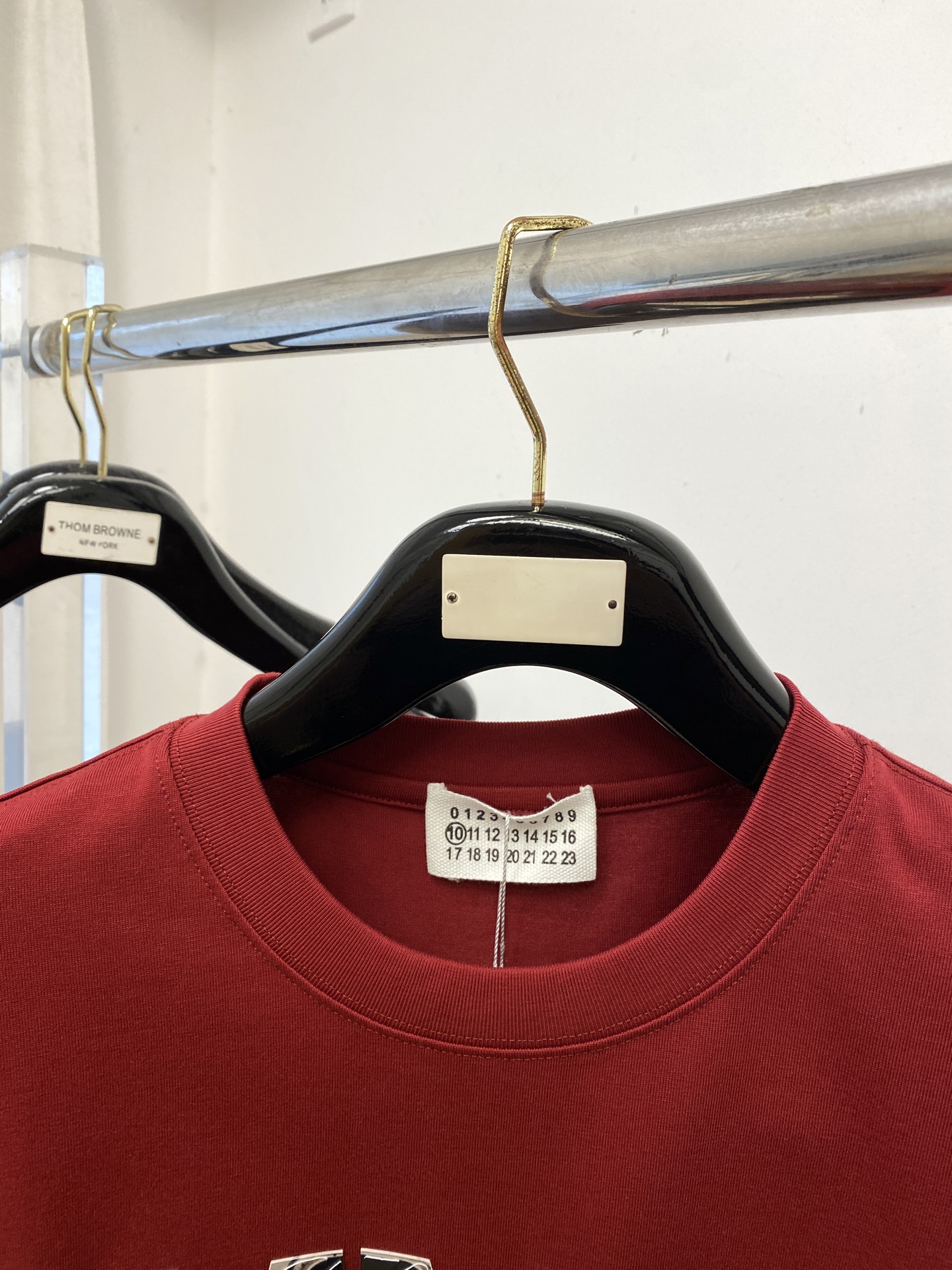 马吉拉、2025新品短袖T恤，帅气时尚，胸前顶级印胶字母logo，简约百搭款。面料棉 不仅挺括，保持潮流