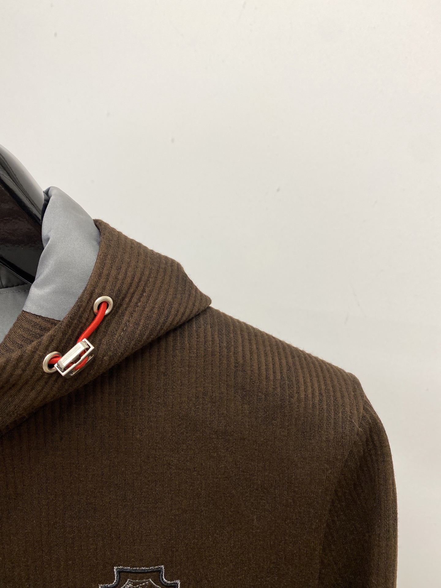 Brunello Cucinelli、2025新品夹克外套，时尚帅气，简约百搭款，胸前精致刺绣图案log