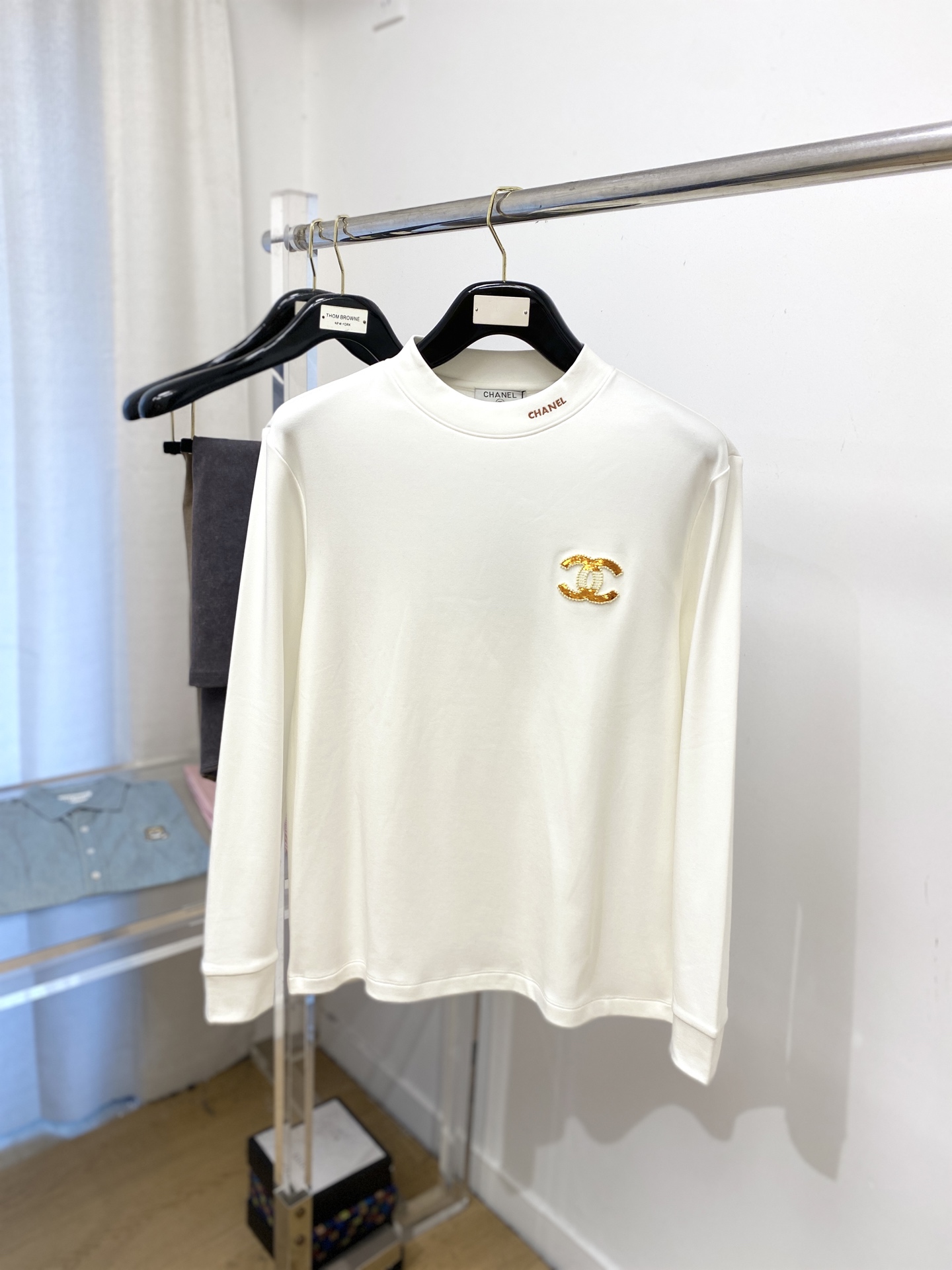 NO:526872,CHANEL Chanel, 2025 new long-sleeved sweatshirt, handsome and fashionable, exquisite embroidered letter logo on the chest, simple and versatile style. The fabric cotton is not only crisp, maintains the trendy silhouette, but also comfortable to wear, and the yarn is more delicate, the number M-3XL, chanel, chanel, hoodie, sweatshirts, alexander wang19860909CHANEL香奈儿、2025新品长袖卫衣,帅气时尚,胸前精致刺绣字母logo,简约百搭款.面料棉 不仅挺括,保持潮流的廓形,又穿着舒适,纱织更细腻,码数M-3XL,,chanel,chanel,hoodie,sweatshirts,alexander wang,Men's clothing