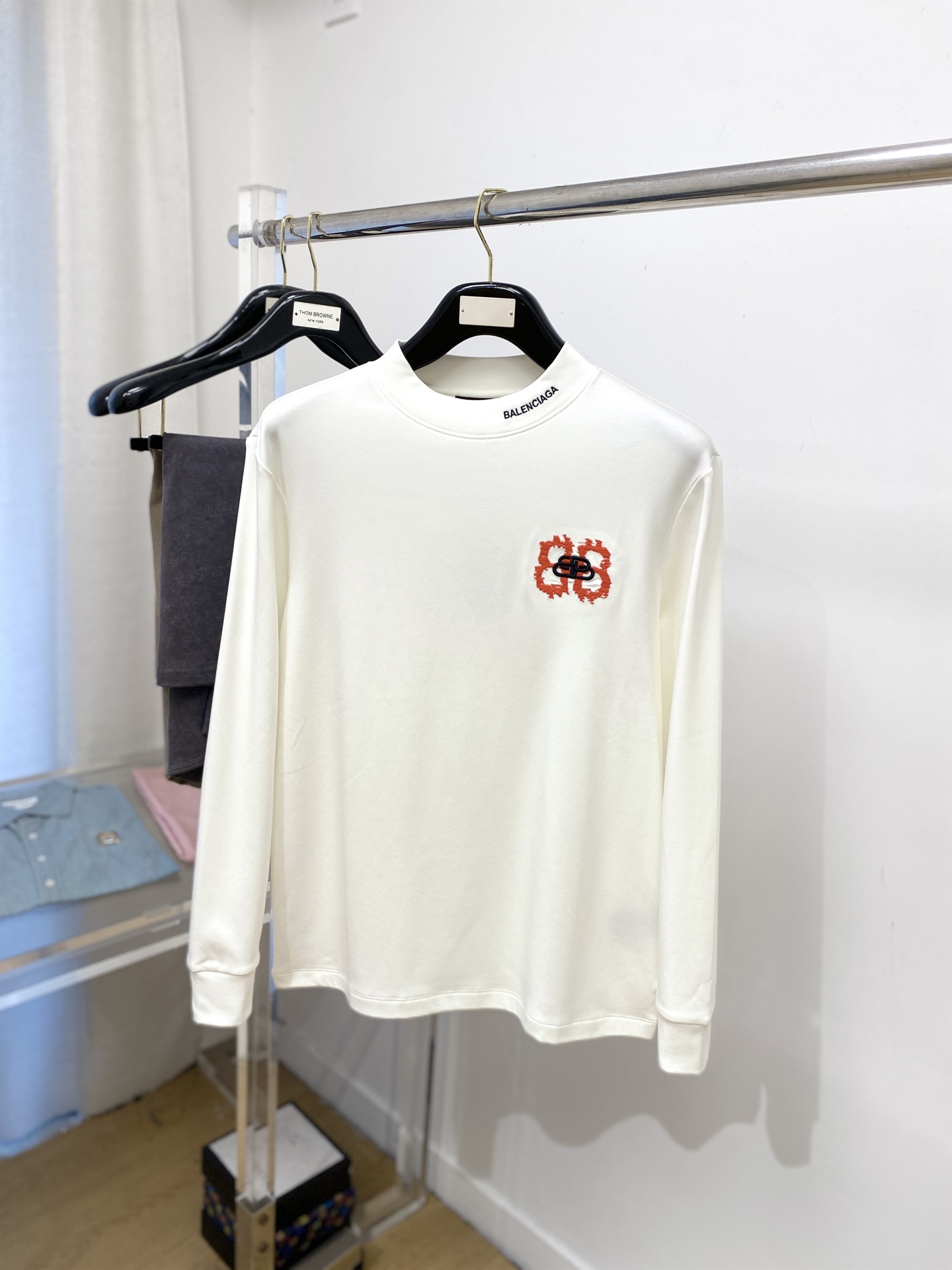 NO:526870,Balenciaga, 2025 new long-sleeved sweatshirt, handsome and fashionable, exquisite embroidered pattern logo on the chest, simple and versatile style. The fabric cotton is not only crisp, maintains the trendy silhouette, and is comfortable to wear, and the yarn is more delicate. The number M-3XL, balenciaga, hoodie, sweatshirts, alexander wang19860909巴黎世家、2025新品长袖卫衣,帅气时尚,胸前精致刺绣图案logo,简约百搭款.面料棉 不仅挺括,保持潮流的廓形,又穿着舒适,纱织更细腻,码数M-3XL,,balenciaga,hoodie,sweatshirts,alexander wang,Men's clothing