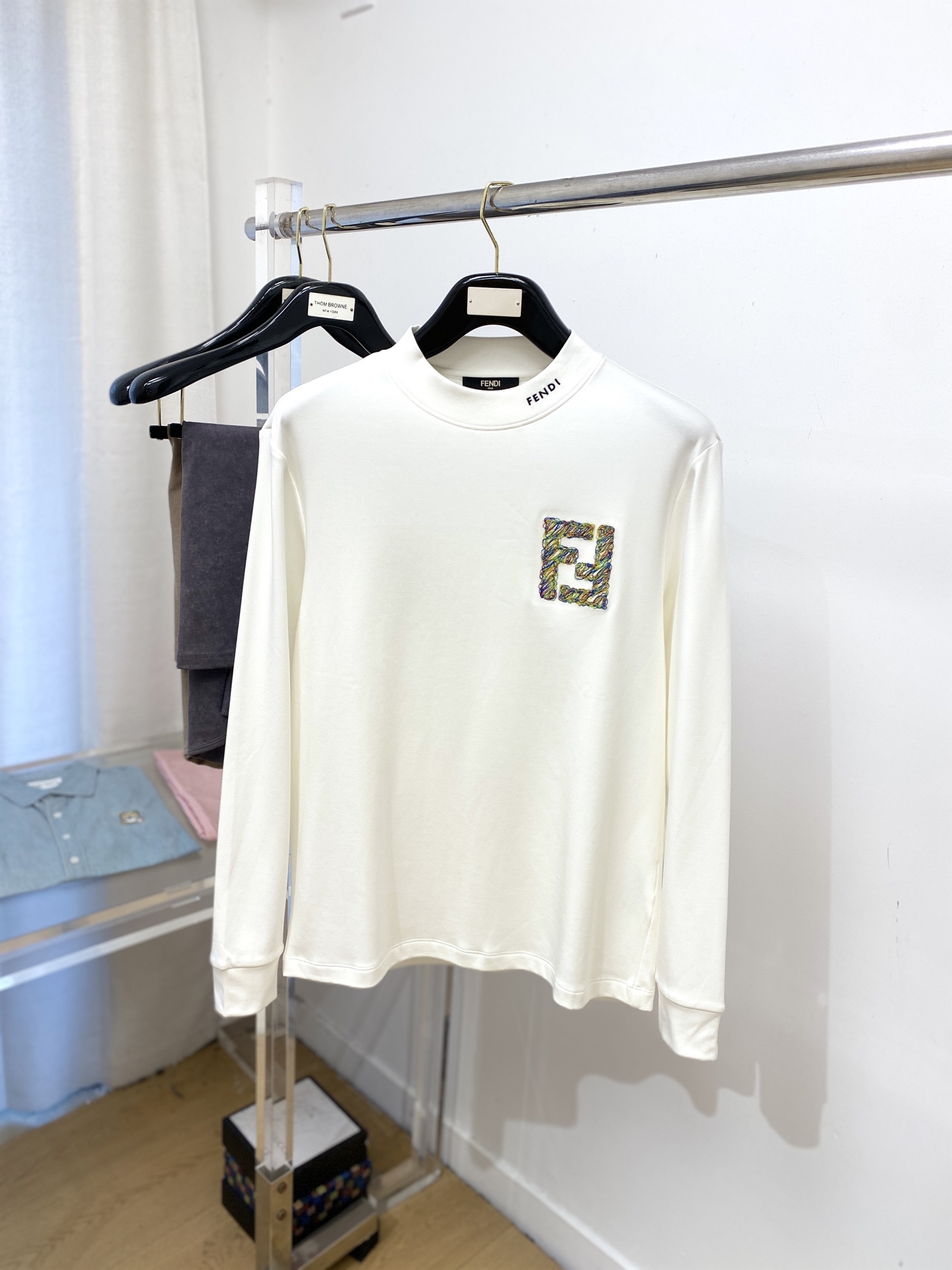 NO:526868,Fendi, 2025 new long-sleeved sweatshirt, handsome and fashionable, exquisite embroidered letter logo on the chest, simple and versatile style. The fabric cotton is not only crisp, maintains the trendy silhouette, and is comfortable to wear, and the yarn is more delicate. The number M-3XL, fendi, hoodie, sweatshirts, alexander wang19860909芬迪、2025新品长袖卫衣,帅气时尚,胸前精致刺绣字母logo,简约百搭款.面料棉 不仅挺括,保持潮流的廓形,又穿着舒适,纱织更细腻,码数M-3XL,,fendi,hoodie,sweatshirts,alexander wang,Men's clothing