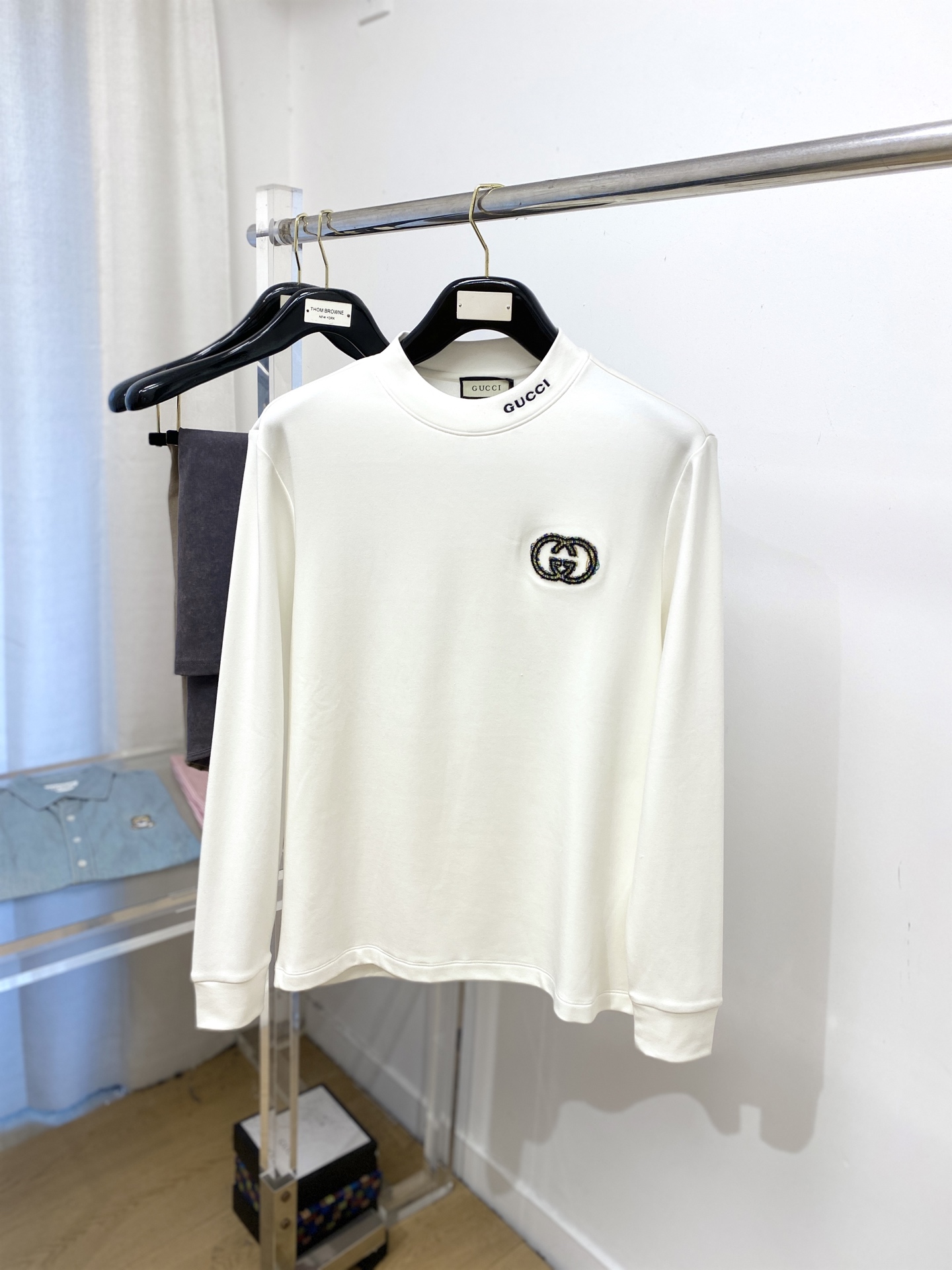 NO:526866,Guqi, 2025 new long-sleeved sweatshirt, handsome and fashionable, exquisite embroidered letter logo on the chest, simple and versatile style. The fabric cotton is not only crisp, maintains the trendy silhouette, and is comfortable to wear, and the yarn is more delicate, the number M-3XL, hoodie, sweatshirts, alexander wang19860909古奇、2025新品长袖卫衣,帅气时尚,胸前精致刺绣字母logo,简约百搭款.面料棉 不仅挺括,保持潮流的廓形,又穿着舒适,纱织更细腻,码数M-3XL,,hoodie,sweatshirts,alexander wang,Men's clothing