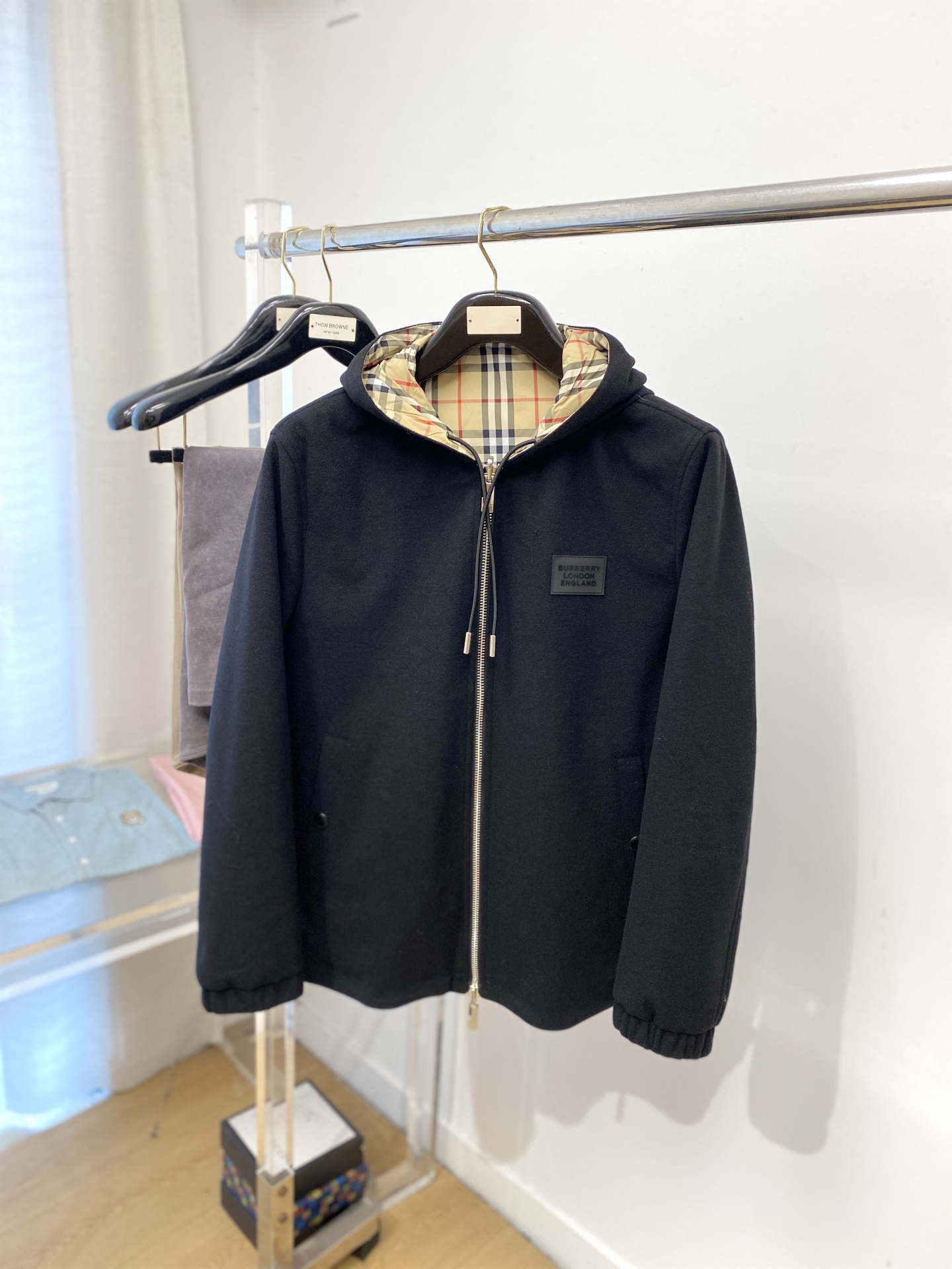 NO:527976,Burberry, 2025 new double-sided jacket, fashionable and handsome, simple and versatile style, embroidered decorative letter logo on the chest, customized original fabric, not only crisp, maintains the trendy silhouette, and is comfortable to wear, and the yarn weaving is more delicate, the number M-3XL, burberry, jackets & coats, jackets & coats, alexander wang19860909巴宝莉、2025新品双面穿夹克外套,时尚帅气,简约百搭款,胸前刺绣装饰字母logo,定制原版面料,不仅挺括,保持潮流的廓形,又穿着舒适,纱织更细腻,码数M-3XL,,burberry,jackets & coats,jackets & coats,alexander wang,Men's clothing