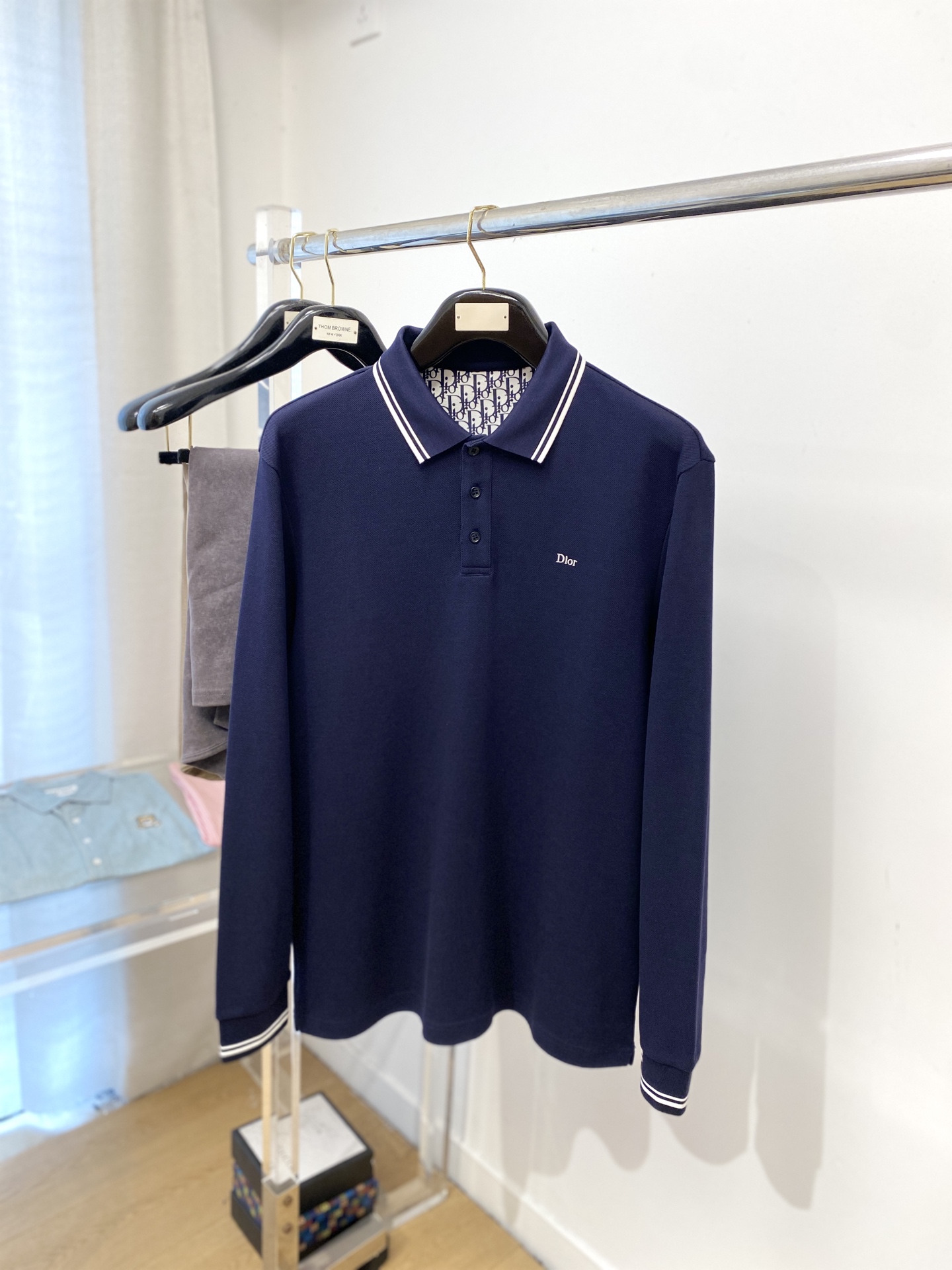 NO:527965,Dior, 2025 new long-sleeved sweatshirt, handsome and fashionable, exquisite embroidered letter logo on the chest, simple and versatile style. The fabric cotton is not only crisp, maintains the trendy silhouette, and is also comfortable to wear, and the yarn is more delicate, the number M-3XL, dior, hoodie, sweatshirts, alexander wang19860909迪奥、2025新品长袖卫衣,帅气时尚,胸前精致刺绣字母logo,简约百搭款.面料棉 不仅挺括,保持潮流的廓形,又穿着舒适,纱织更细腻,码数M-3XL,,dior,hoodie,sweatshirts,alexander wang,Men's clothing