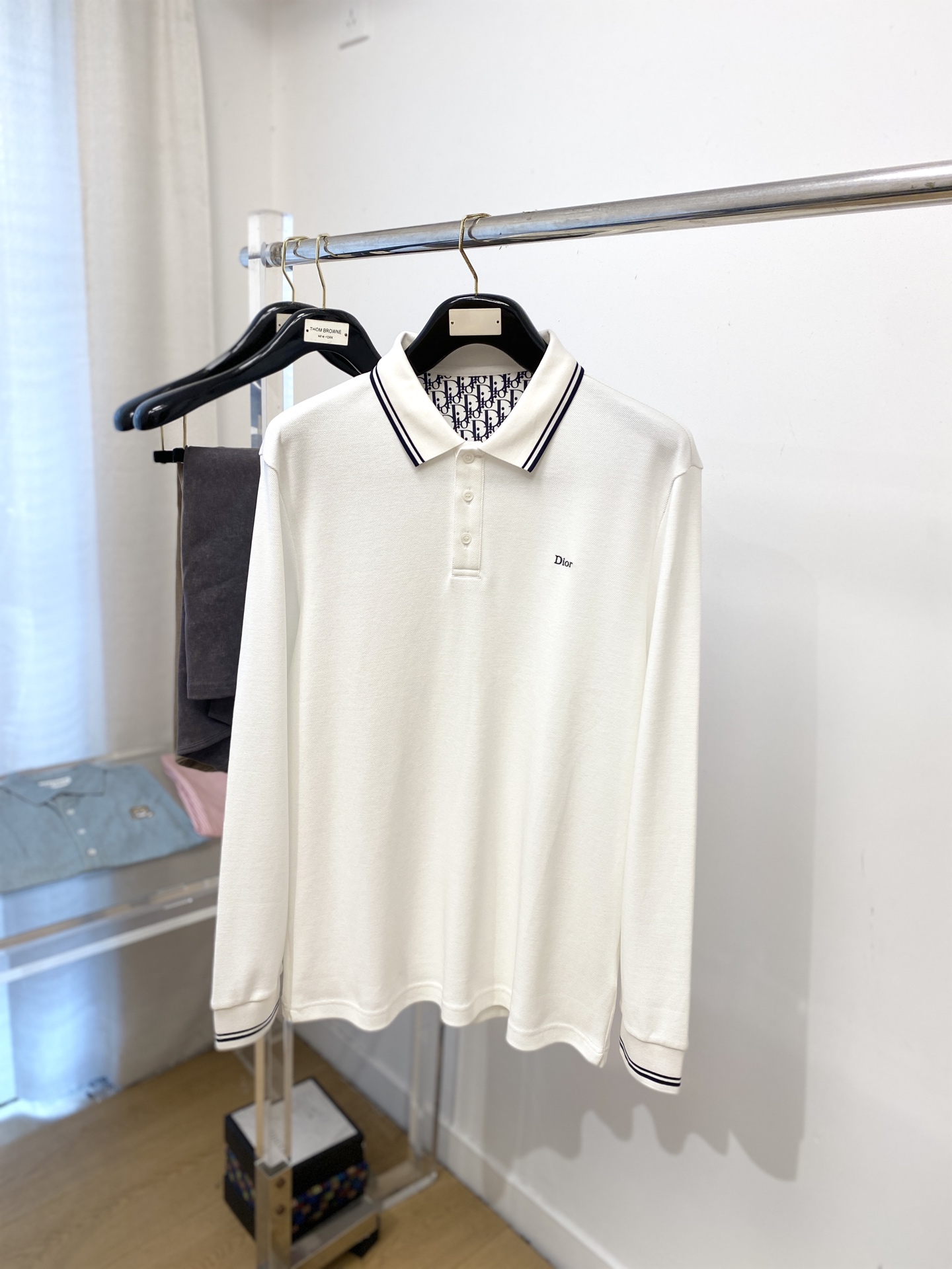 NO:527962,Dior, 2025 new long-sleeved sweatshirt, handsome and fashionable, exquisite embroidered letter logo on the chest, simple and versatile style. The fabric cotton is not only crisp, maintains the trendy silhouette, and is also comfortable to wear, and the yarn is more delicate, the number M-3XL, dior, hoodie, sweatshirts, alexander wang19860909迪奥、2025新品长袖卫衣,帅气时尚,胸前精致刺绣字母logo,简约百搭款.面料棉 不仅挺括,保持潮流的廓形,又穿着舒适,纱织更细腻,码数M-3XL,,dior,hoodie,sweatshirts,alexander wang,Men's clothing