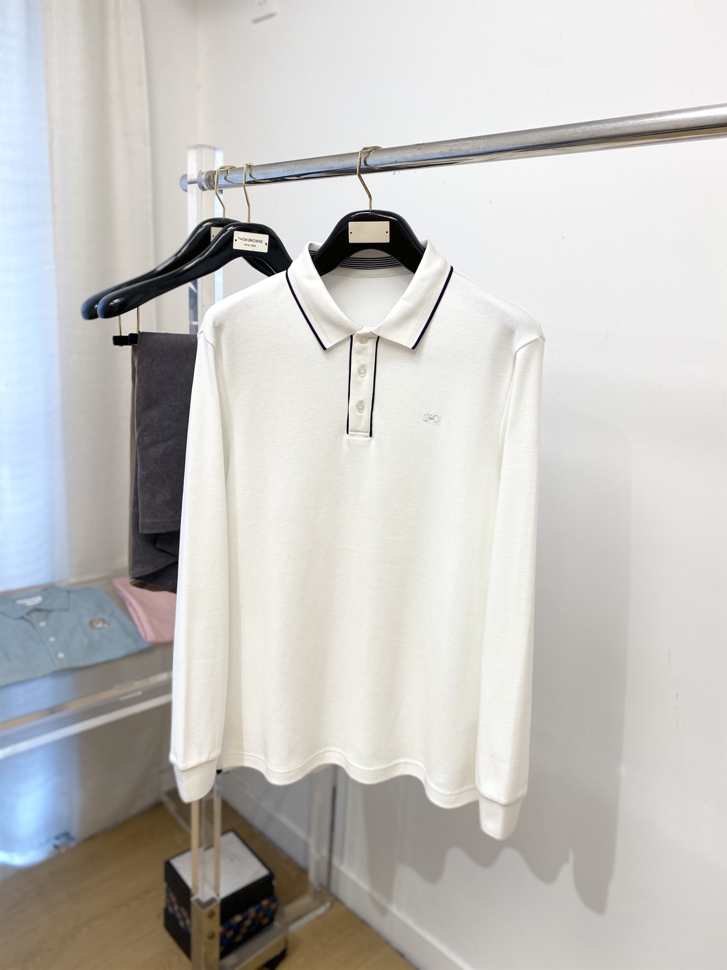 NO:527980,Ferragamo, 2025 new long-sleeved sweatshirt, handsome and fashionable, exquisite embroidered pattern logo on the chest, simple and versatile style. The fabric cotton is not only crisp, maintains the trendy silhouette, and is comfortable to wear, and the yarn is more delicate, the number M-3XL, ferragamo, hoodie, sweatshirts, alexander wang19860909菲拉格慕、2025新品长袖卫衣,帅气时尚,胸前精致刺绣图案logo,简约百搭款.面料棉 不仅挺括,保持潮流的廓形,又穿着舒适,纱织更细腻,码数M-3XL,,ferragamo,hoodie,sweatshirts,alexander wang,Men's clothing