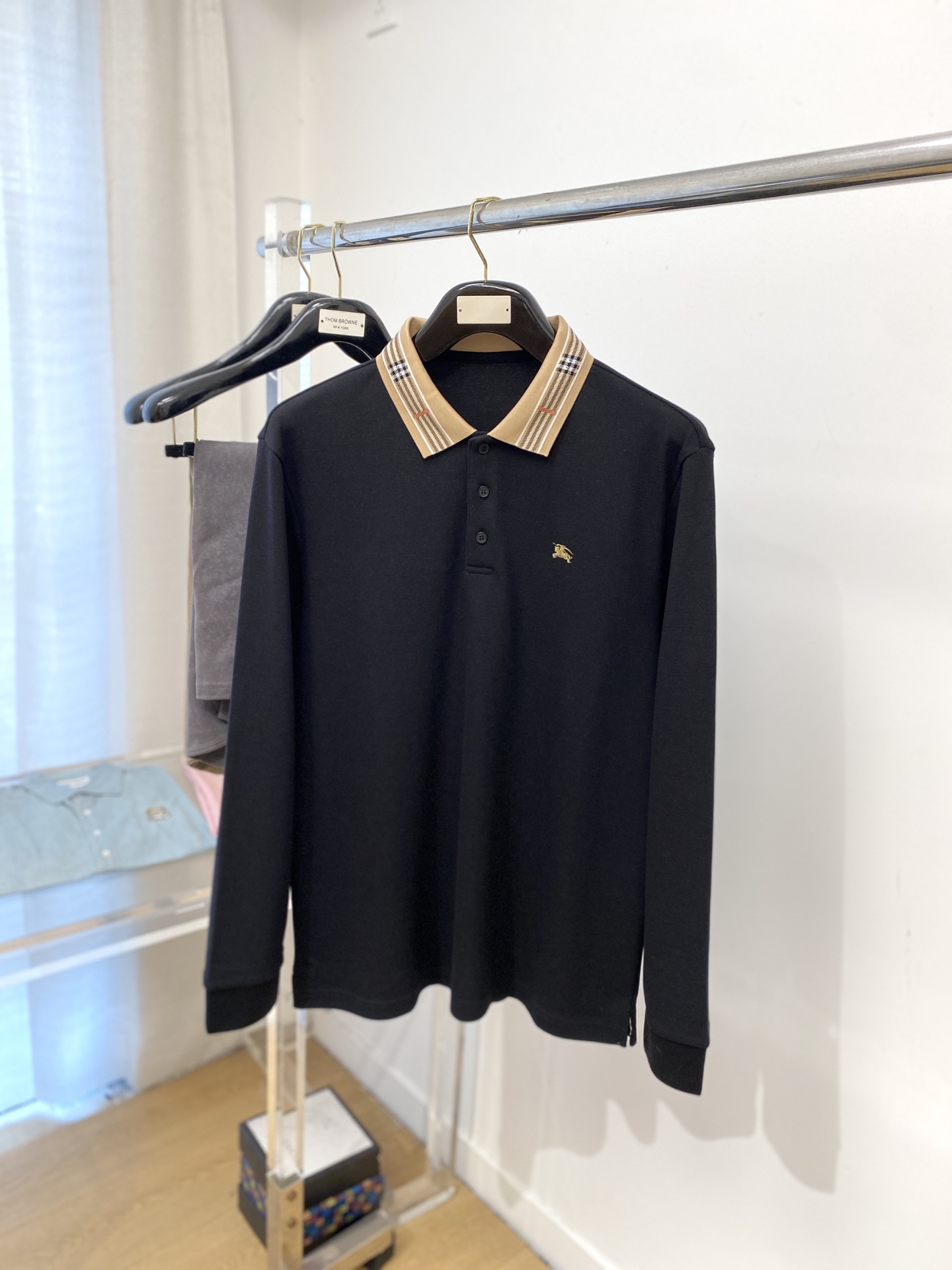 NO:527977,Burberry, 2025 new long-sleeved sweatshirt, handsome and fashionable, exquisite embroidered pattern logo on the chest, simple and versatile style. The fabric cotton is not only crisp, maintains the trendy silhouette, and is comfortable to wear, and the yarn is more delicate. The number M-3XL, burberry, hoodie, sweatshirts, alexander wang19860909巴宝莉、2025新品长袖卫衣,帅气时尚,胸前精致刺绣图案logo,简约百搭款.面料棉 不仅挺括,保持潮流的廓形,又穿着舒适,纱织更细腻,码数M-3XL,,burberry,hoodie,sweatshirts,alexander wang,Men's clothing