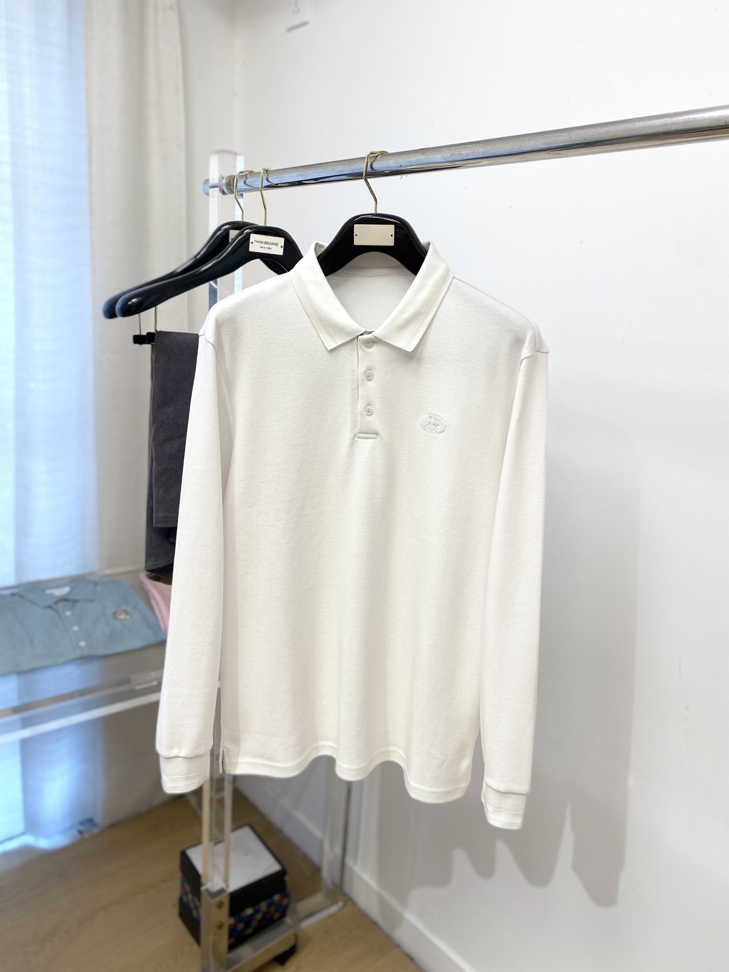 NO:527975,Burberry, 2025 new long-sleeved sweatshirt, handsome and fashionable, exquisite embroidered pattern letter logo on the chest, simple and versatile style. The fabric cotton is not only crisp, maintains the trendy silhouette, and is comfortable to wear, and the yarn is more delicate, the number M-3XL, burberry, hoodie, sweatshirts, alexander wang19860909巴宝莉、2025新品长袖卫衣,帅气时尚,胸前精致刺绣图案字母logo,简约百搭款.面料棉 不仅挺括,保持潮流的廓形,又穿着舒适,纱织更细腻,码数M-3XL,,burberry,hoodie,sweatshirts,alexander wang,Men's clothing