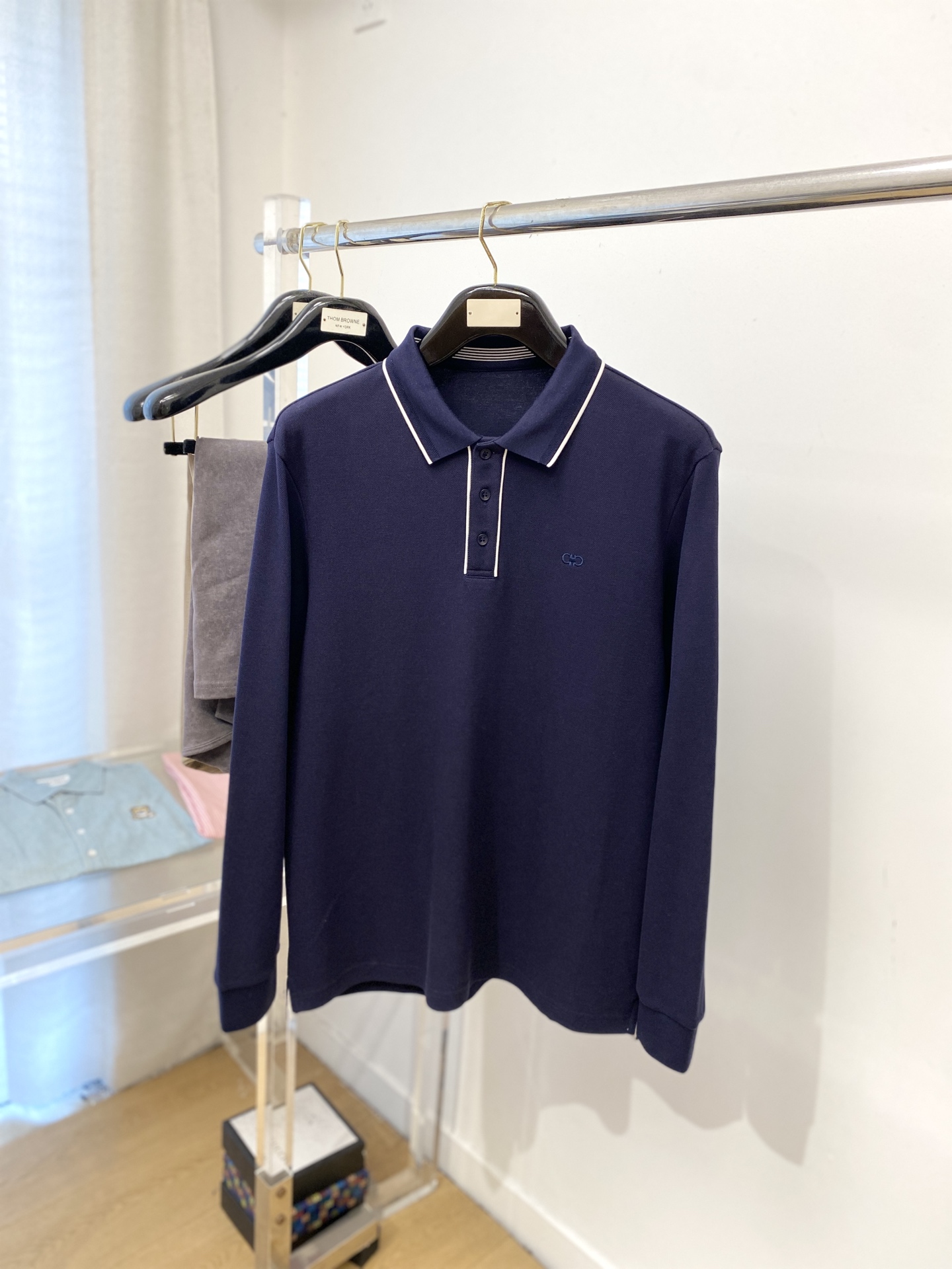 NO:527973,Ferragamo, 2025 new long-sleeved sweatshirt, handsome and fashionable, exquisite embroidered pattern logo on the chest, simple and versatile style. The fabric cotton is not only crisp, maintains the trendy silhouette, and is comfortable to wear, and the yarn is more delicate, the number M-3XL, ferragamo, hoodie, sweatshirts, alexander wang19860909菲拉格慕、2025新品长袖卫衣,帅气时尚,胸前精致刺绣图案logo,简约百搭款.面料棉 不仅挺括,保持潮流的廓形,又穿着舒适,纱织更细腻,码数M-3XL,,ferragamo,hoodie,sweatshirts,alexander wang,Men's clothing