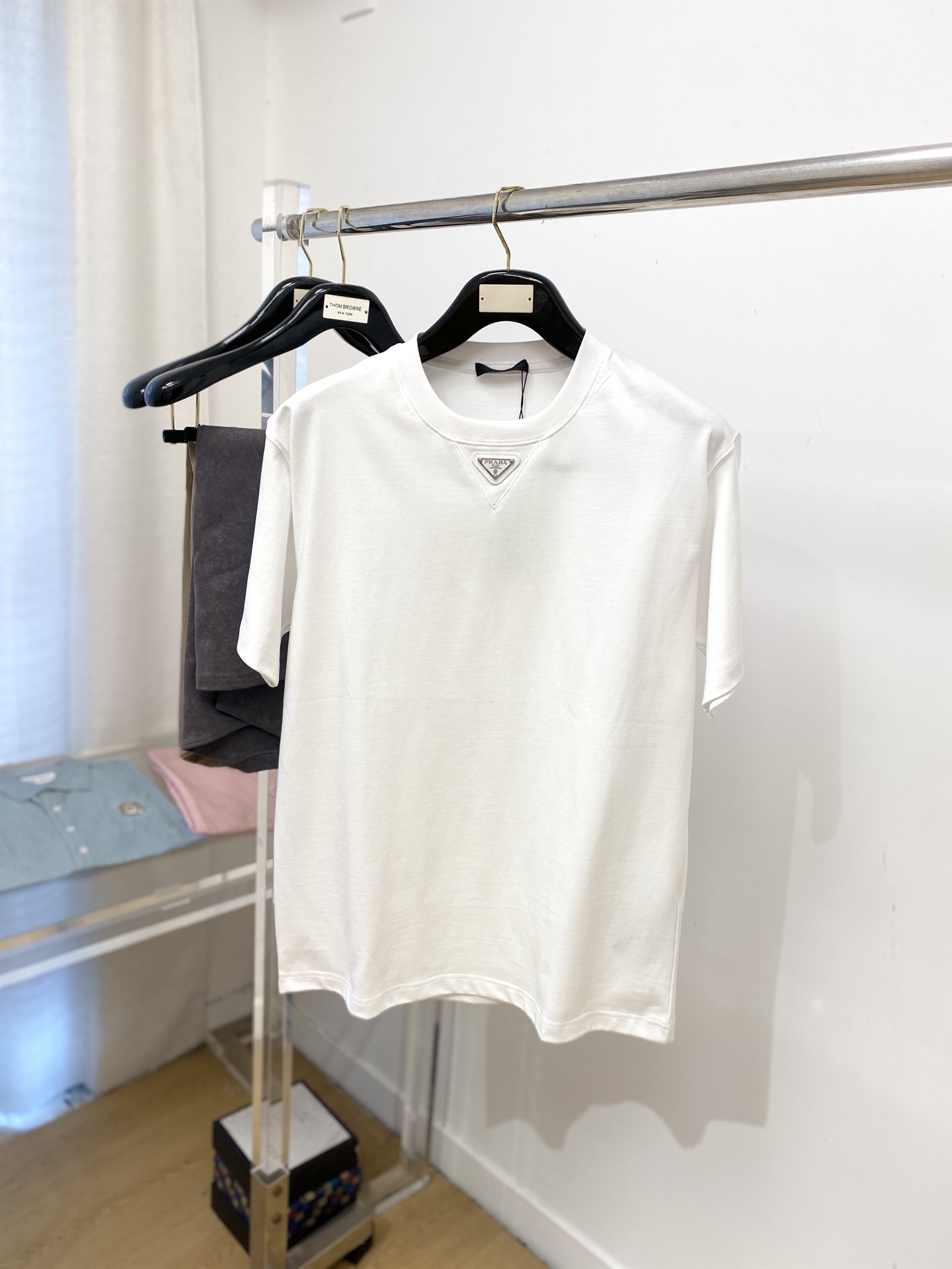 NO:527967,Prada, the latest short-sleeved T-shirt in 2025, handsome and fashionable, chest hardware decorative triangle logo, simple and versatile style. Fabric cotton is not only crisp, maintains a fashionable silhouette, but also comfortable to wear, and the yarn is more delicate, S-2XL, prada, T-shirt, tees, t-shirt, alexander wang19860909普拉达、2025最新款短袖T恤,帅气时尚,胸口五金装饰三角标logo,简约百搭款.面料棉 不仅挺括,保持潮流的廓形,又穿着舒适,纱织更细腻,码数S-2XL,,prada,T-shirt,tees，t-shirt,alexander wang,Men's clothing