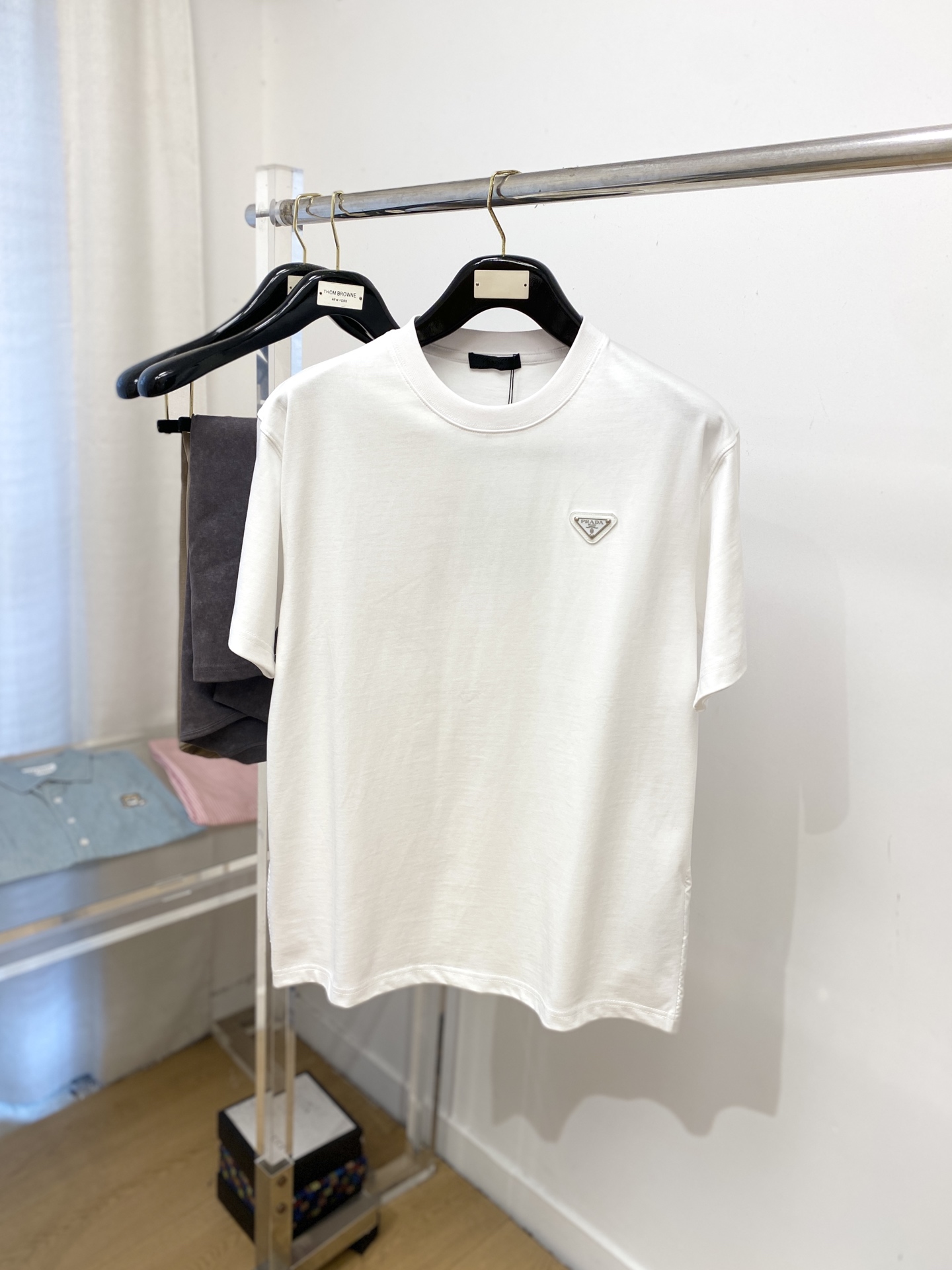 NO:527964,Prada, the latest short-sleeved T-shirt in 2025, handsome and fashionable, chest hardware decorative triangle logo, simple and versatile style. Fabric cotton is not only crisp, maintains a fashionable silhouette, but also comfortable to wear, and the yarn is more delicate, S-2XL, prada, T-shirt, tees, t-shirt, alexander wang19860909普拉达、2025最新款短袖T恤,帅气时尚,胸前五金装饰三角标logo,简约百搭款.面料棉 不仅挺括,保持潮流的廓形,又穿着舒适,纱织更细腻,码数S-2XL,,prada,T-shirt,tees，t-shirt,alexander wang,Men's clothing