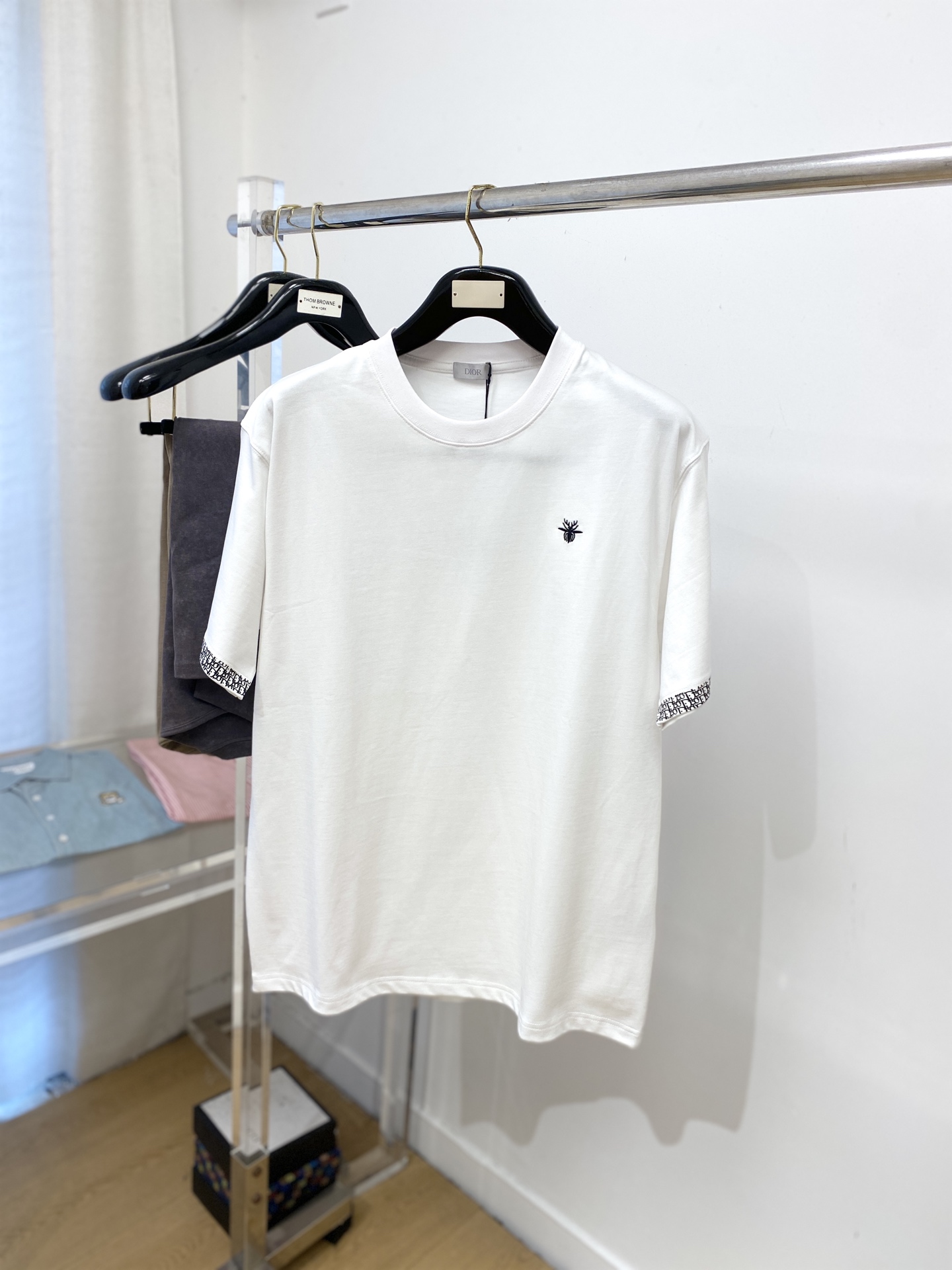 NO:527961,Dior, the latest short-sleeved T-shirt in 2025, handsome and fashionable, exquisite embroidered pattern logo on the chest, simple and versatile style. The fabric cotton is not only crisp, maintains the trendy silhouette, but also comfortable to wear, and the yarn is more delicate, S-2XL,,dior, T-shirt,tees, t-shirt,alexander wang19860909迪奥、2025最新款短袖T恤,帅气时尚,胸前精致刺绣图案logo,简约百搭款.面料棉 不仅挺括,保持潮流的廓形,又穿着舒适,纱织更细腻,码数S-2XL,,dior,T-shirt,tees，t-shirt,alexander wang,Men's clothing