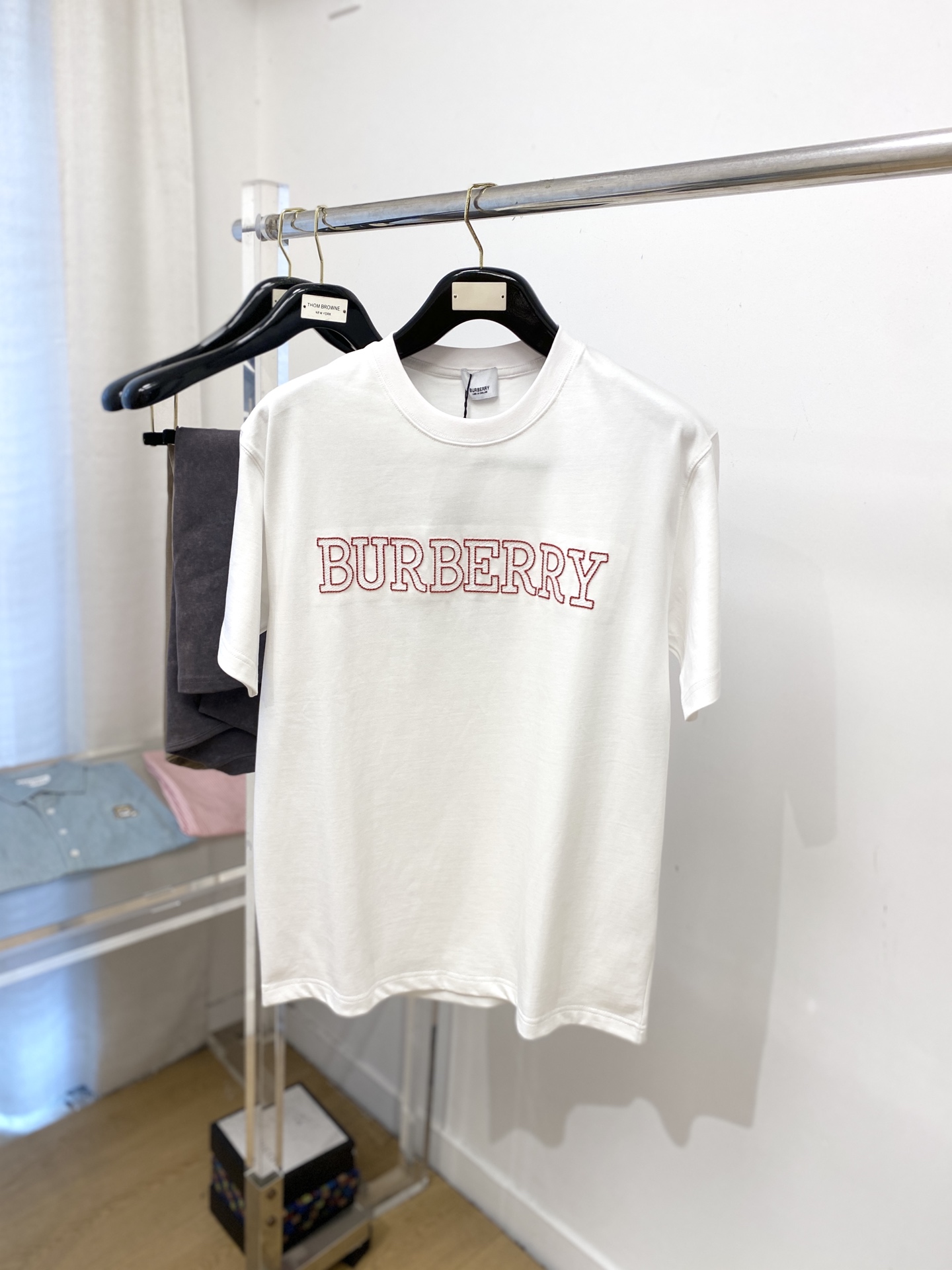 NO:527960,Burberry, the latest short-sleeved T-shirt in 2025, handsome and fashionable, exquisite embroidered letter logo on the chest, simple and versatile style. The fabric cotton is not only crisp, maintains the trendy silhouette, but also comfortable to wear, and the yarn is more delicate, S-2XL, burberry, T-shirt, tees, t-shirt, alexander wang19860909巴宝莉、2025最新款短袖T恤,帅气时尚,胸前精致刺绣字母logo,简约百搭款.面料棉 不仅挺括,保持潮流的廓形,又穿着舒适,纱织更细腻,码数S-2XL,,burberry,T-shirt,tees，t-shirt,alexander wang,Men's clothing